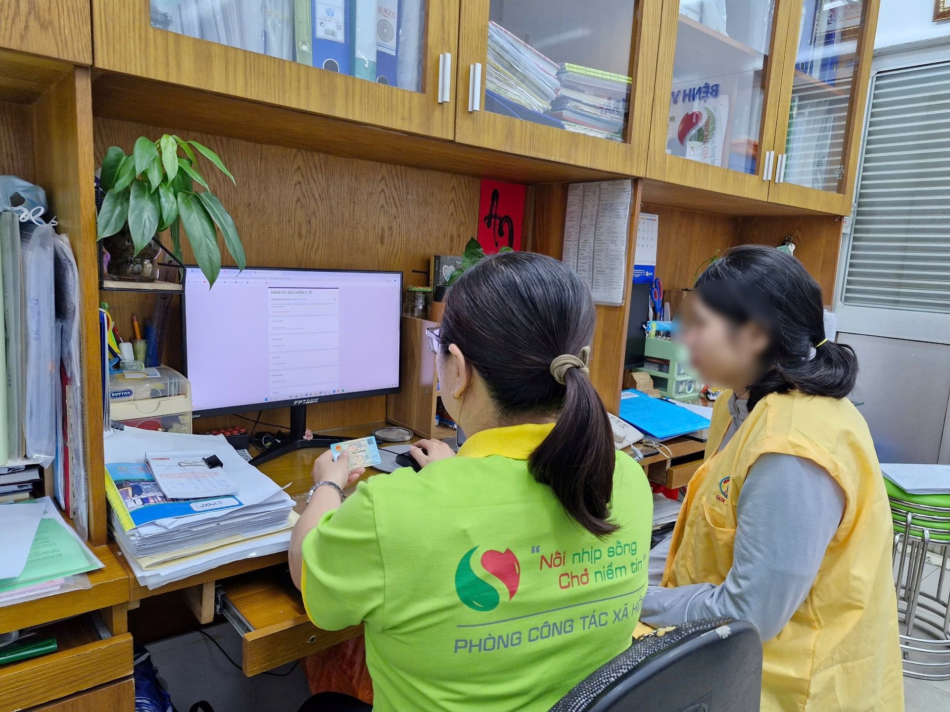 phong-ctxh-bv-cho-ray-dang-huong-dan-nguoi-benh-mua-the-bhyt.jpg