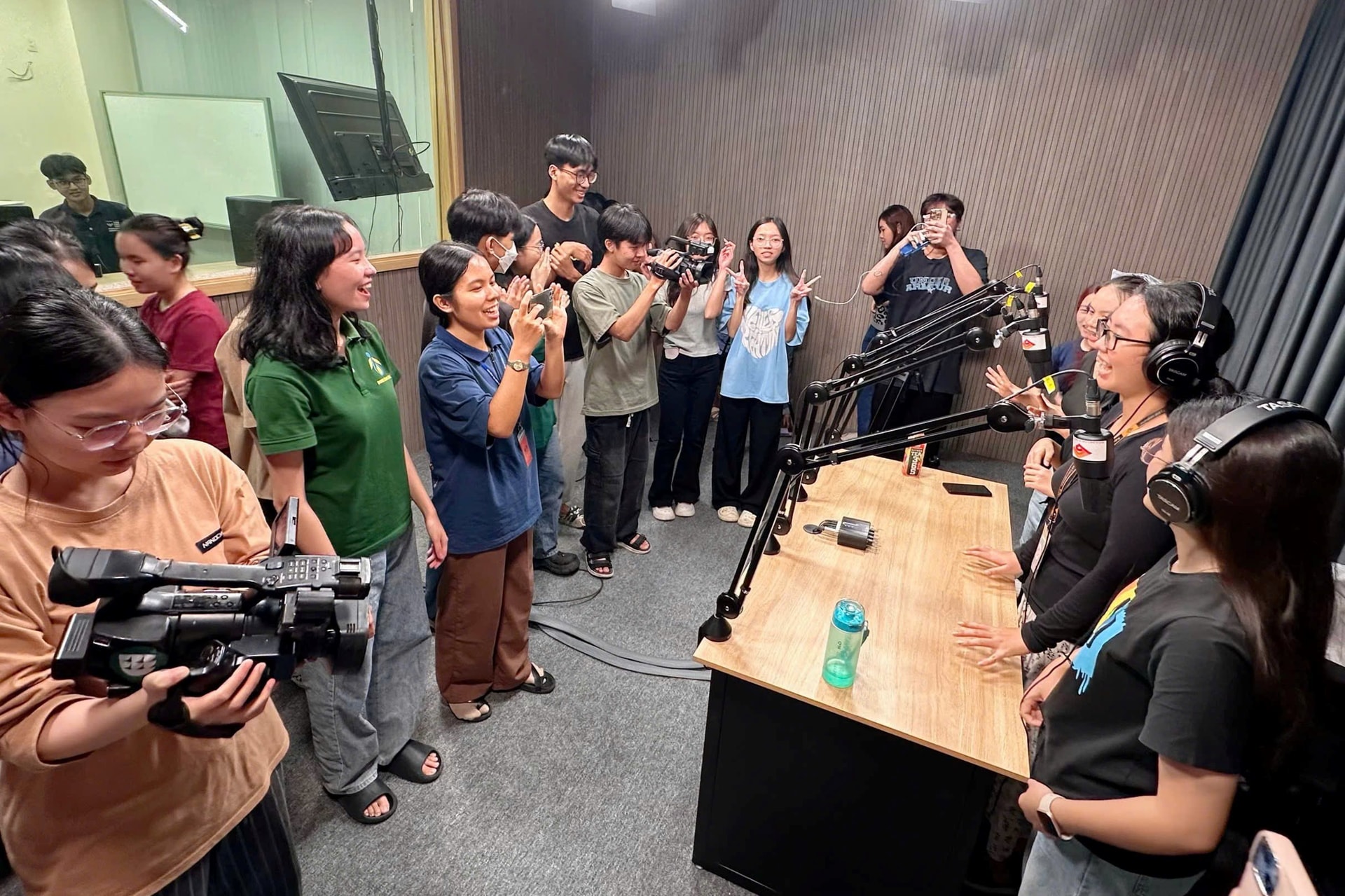 sv-khoa-bc-tt-dhkhxh-nv-tphcm-4.jpg