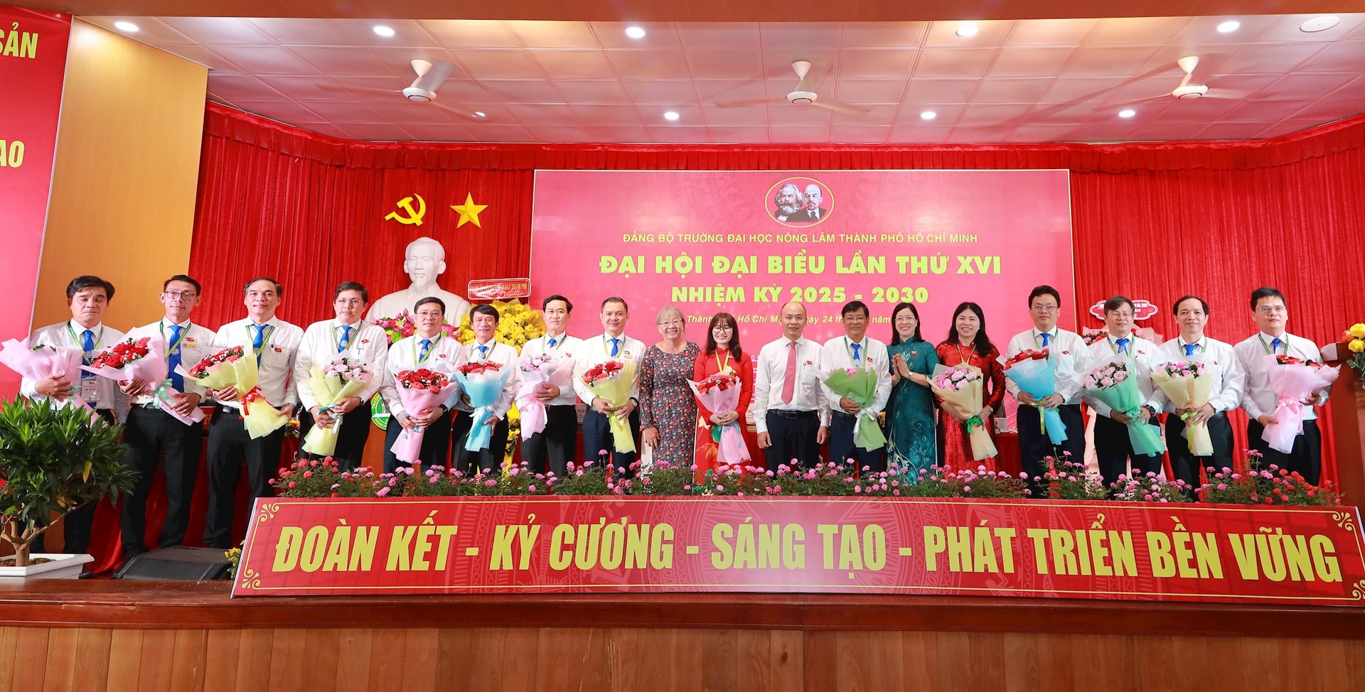 5.nlu-anh-chup-luu-niem-bch-dai-bieu-khach-moi..jpg