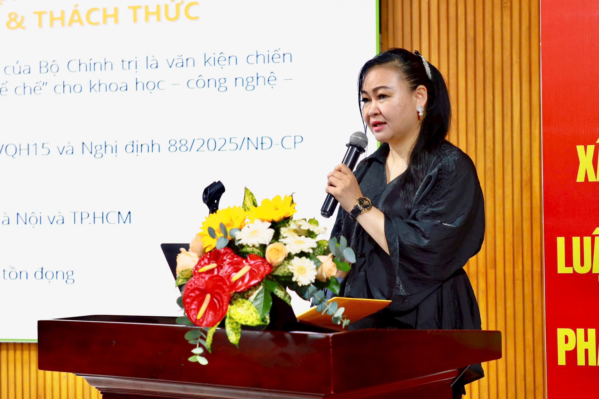 ts-hua-thuy-trang.jpg