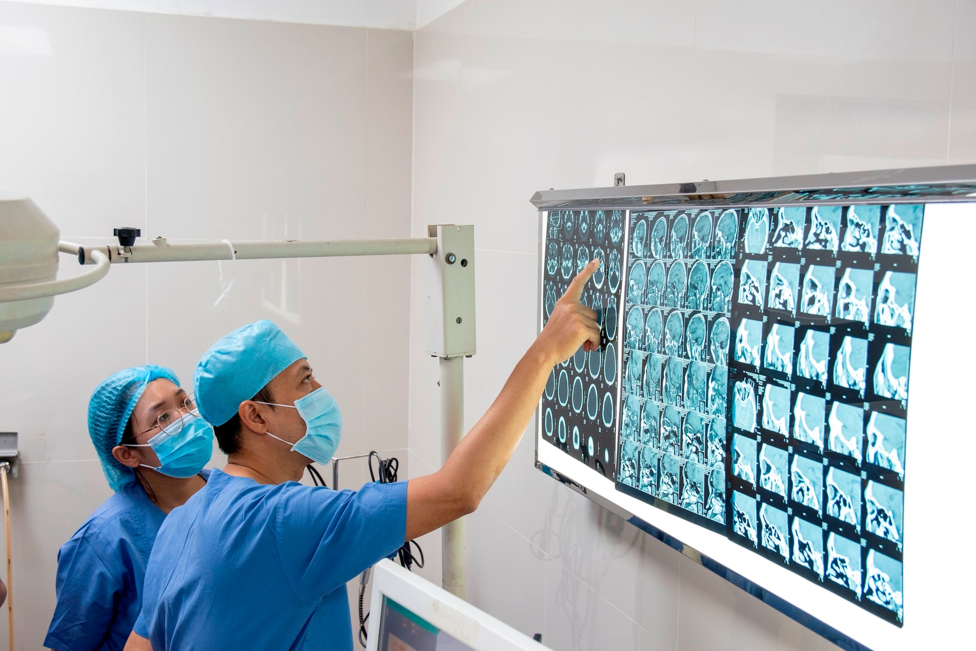 bs-tmh-quan-sat-ket-qua-ct-scan.jpg