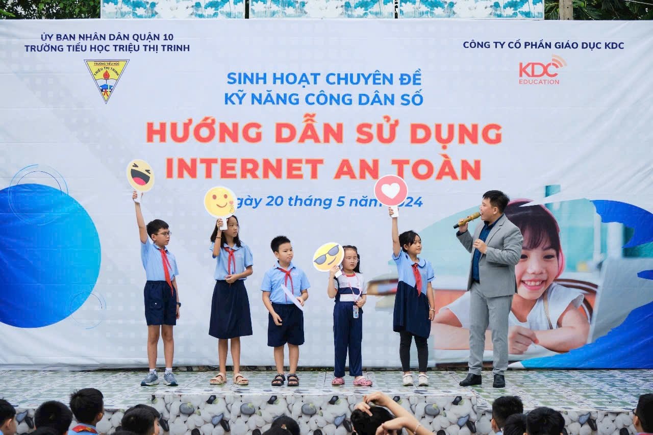 sinh-hoat-chuyen-de-ky-nang-cong-dan-so.jpg