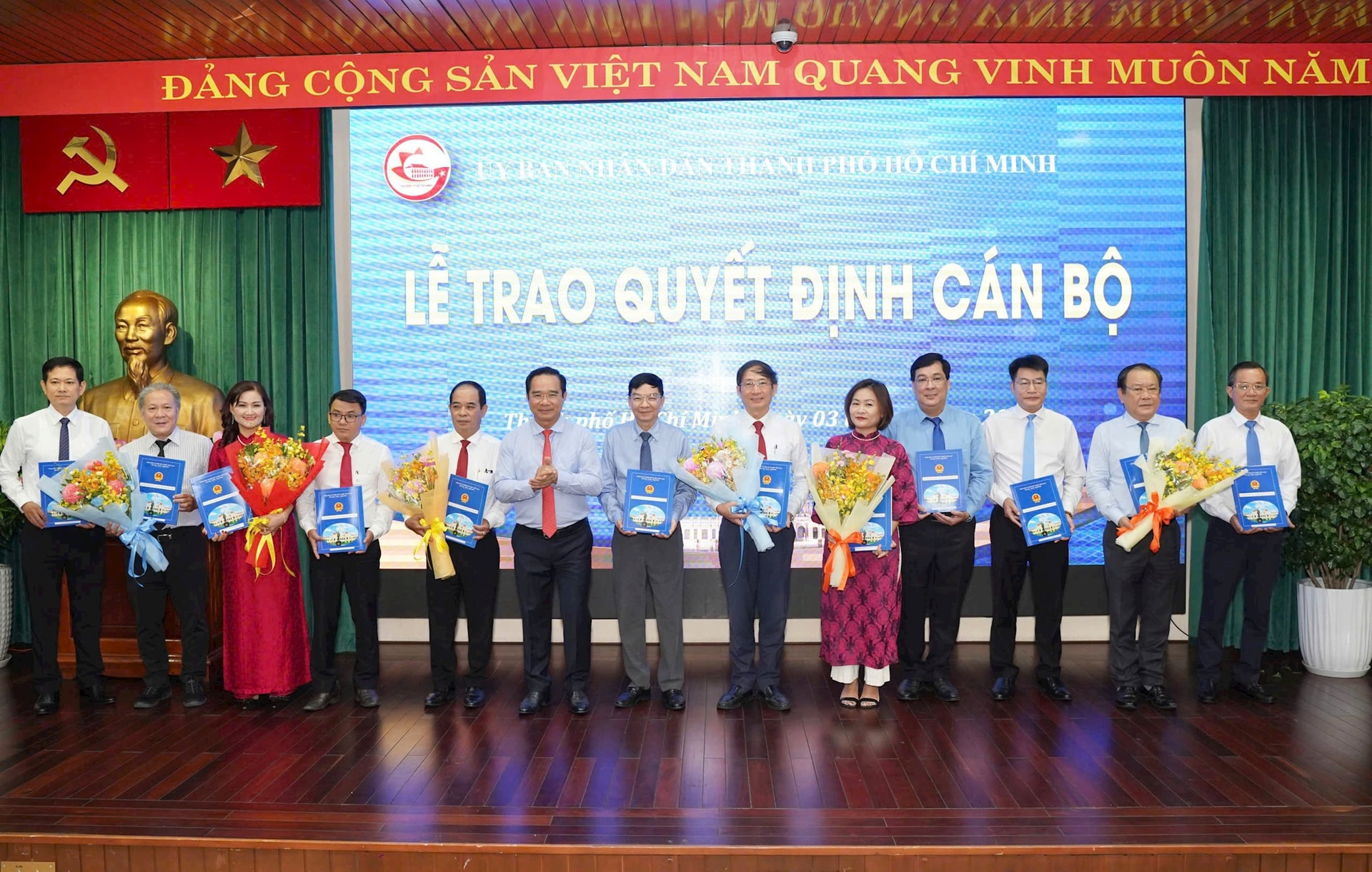 trao-quyet-dinh-bo-nhiem-can-bo.jpg