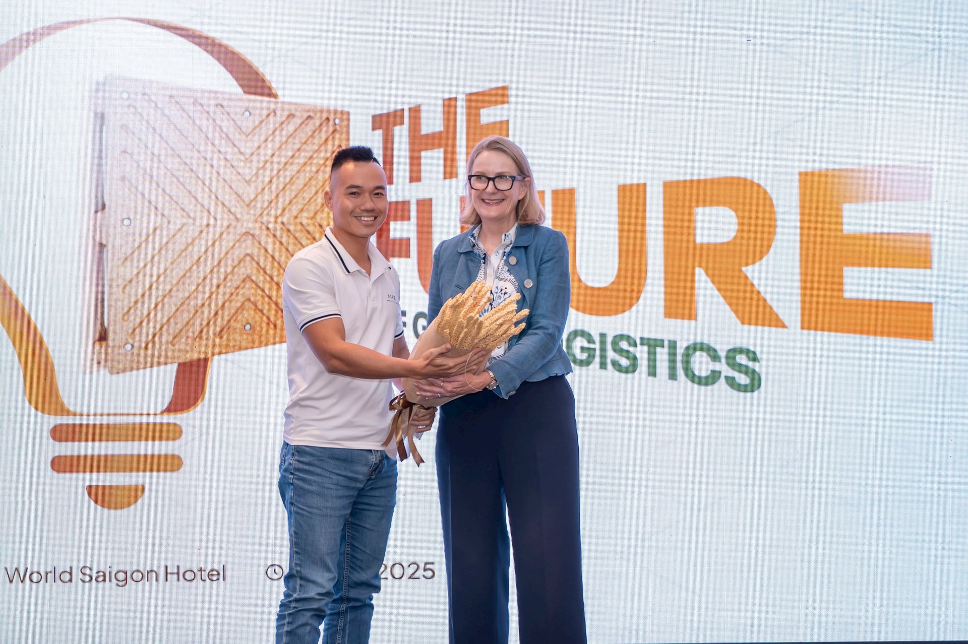 ong-le-thanh-ceo-founder-airx-carbon-netzero-pallet-va-co-sarah-hooper-tong-lanh-su-uc-tai-tp.-ho-chi-minh.jpg