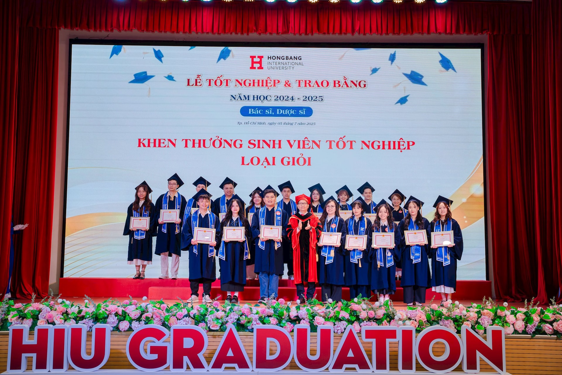 khen-thuong-cho-cac-sinh-vien-tot-nghiep-loai-gioi-min.jpg
