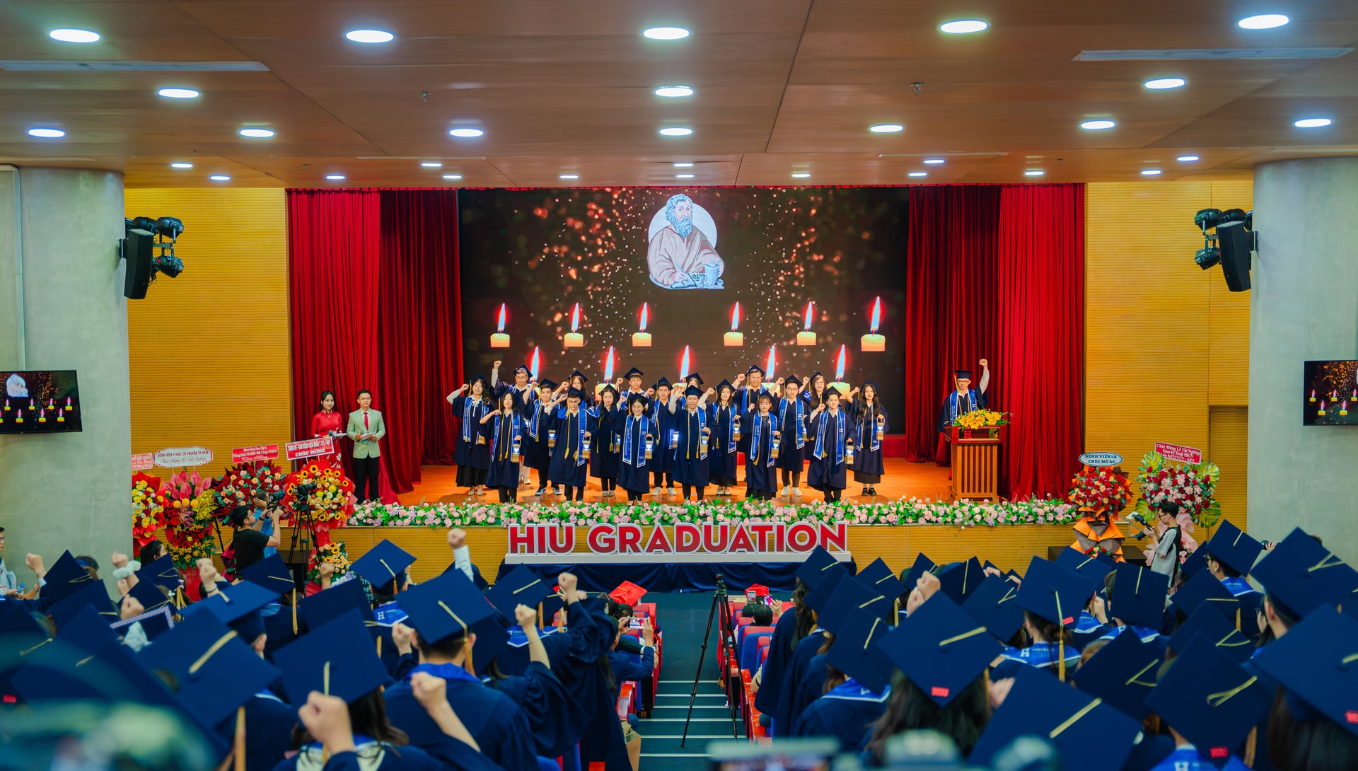 khoanh-khac-cac-tan-bac-si-duoc-si-dat-tay-len-nguc-dong-thanh-doc-loi-the-y-duc-1-min.jpg