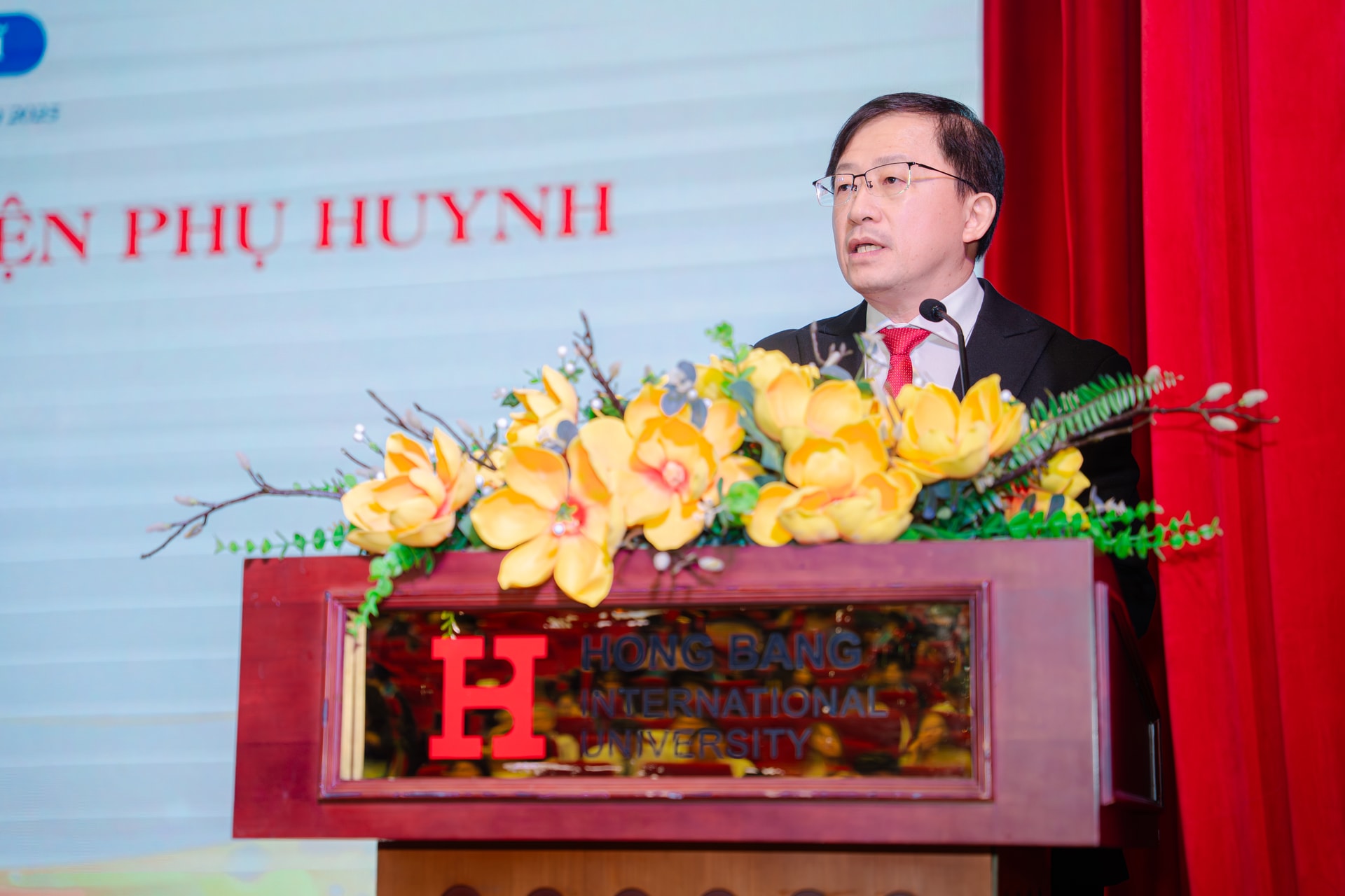 pgs.ts.bs-phu-chi-dung-giam-doc-benh-vien-truyen-mau-huyet-hoc-tphcm-phu-huynh-tan-bac-si-chia-se.jpg