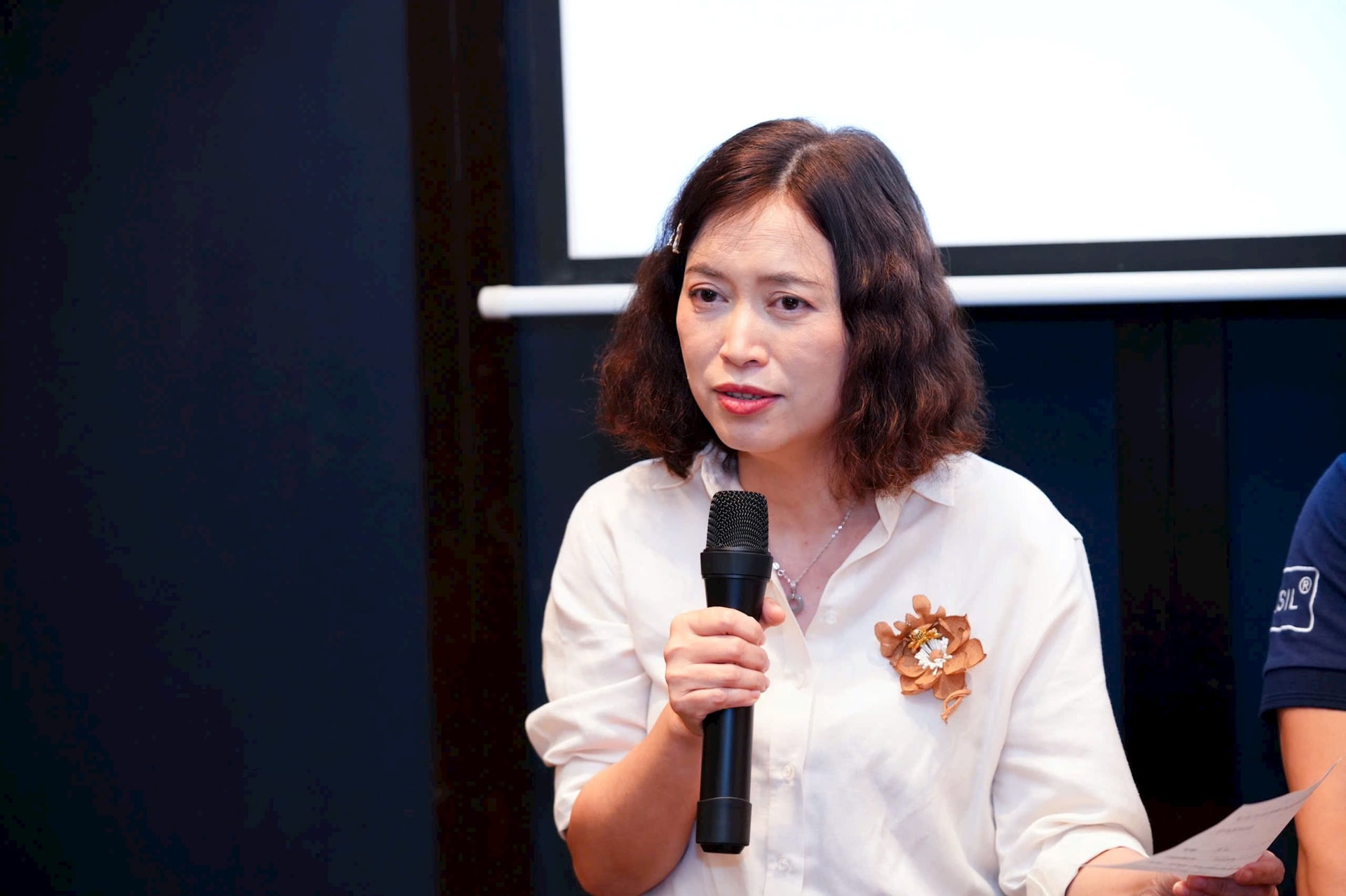 1.-ba-hoang-thi-to-nga-giam-doc-nganh-nguyen-lieu-hoa-chat-dksh-performance-materials-viet-nam-dai-dien-dksh-viet-nam-dang-chia-se-.jpg