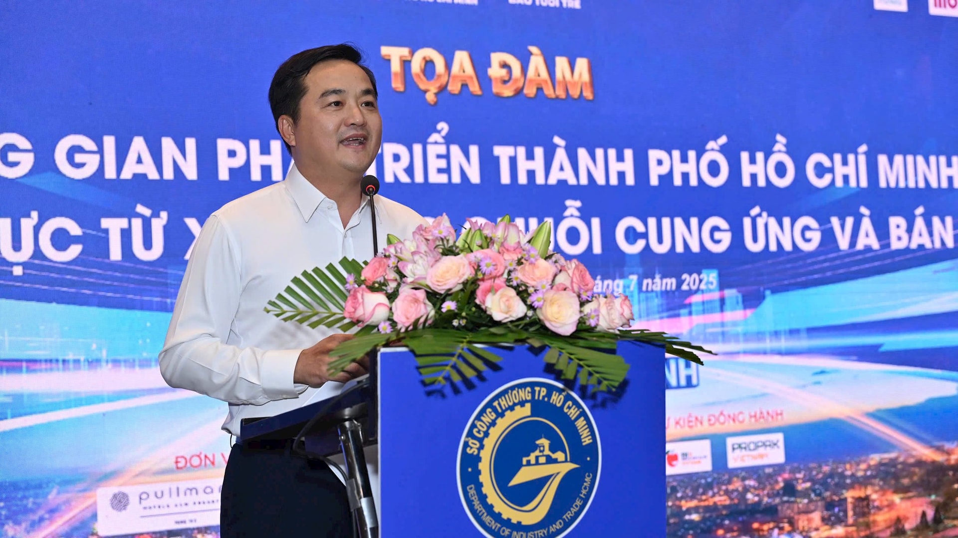 ong-bui-ta-hoang-vu-giam-doc-so-cong-thuong-thanh-pho-ho-chi-minh-phat-bieu-khai-mac-toa-dam..jpg