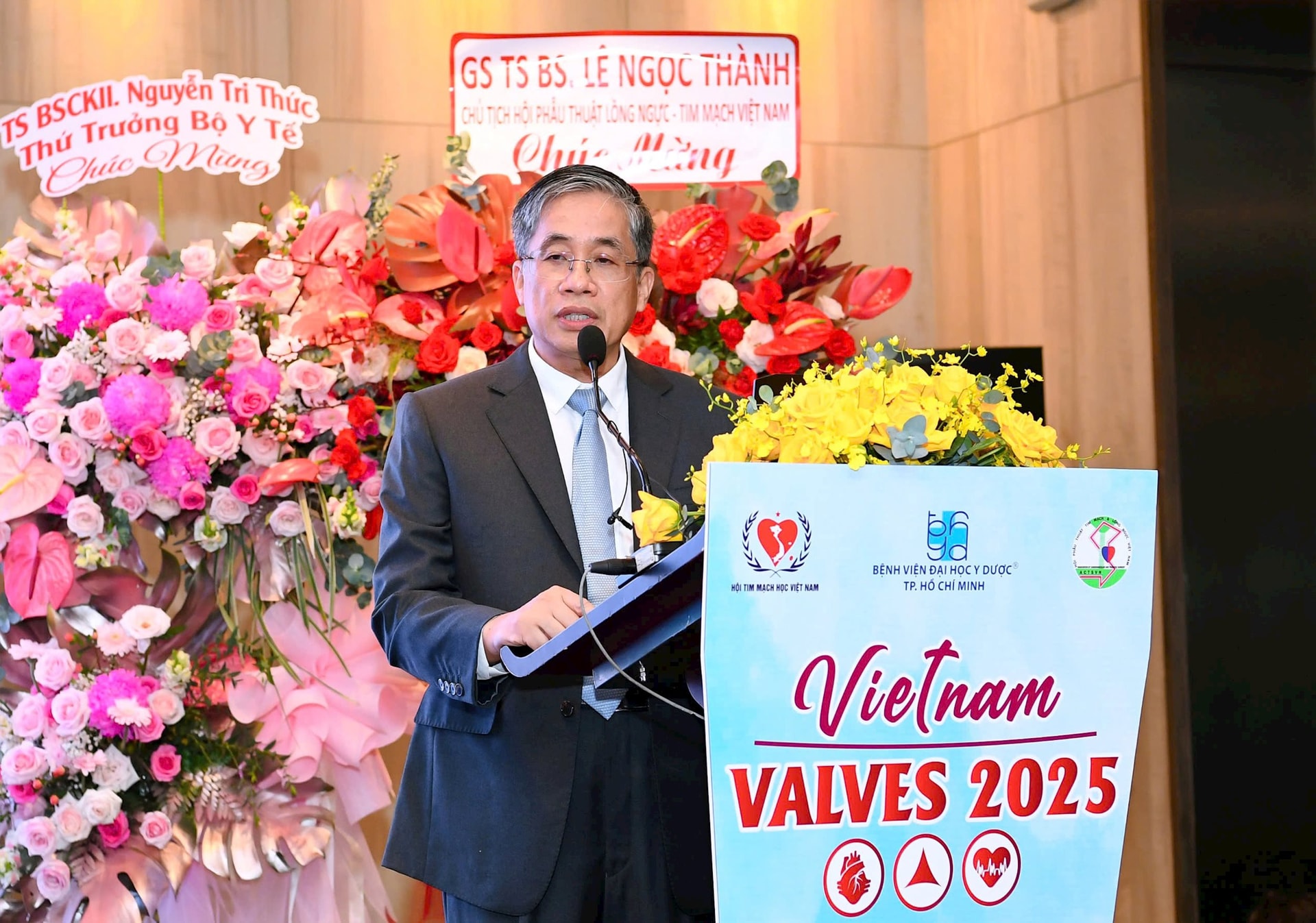 pgs-ts-bs.-nguyen-hoang-bac-giam-doc-benh-vien-dai-hoc-y-duoc-tp.-ho-chi-minh-chu-tich-hoi-nghi-vietnam-valve-2025-phat-bieu-khai-mac-hoi-nghi.jpg