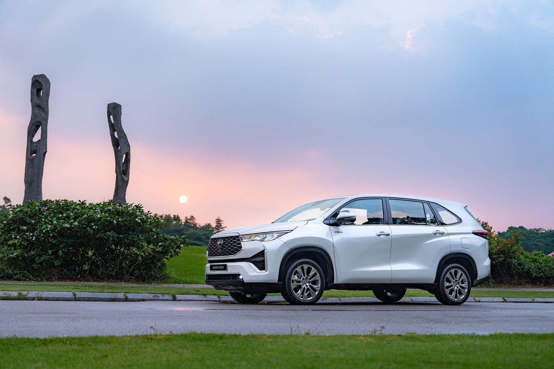 innova-cross-hev.jpg
