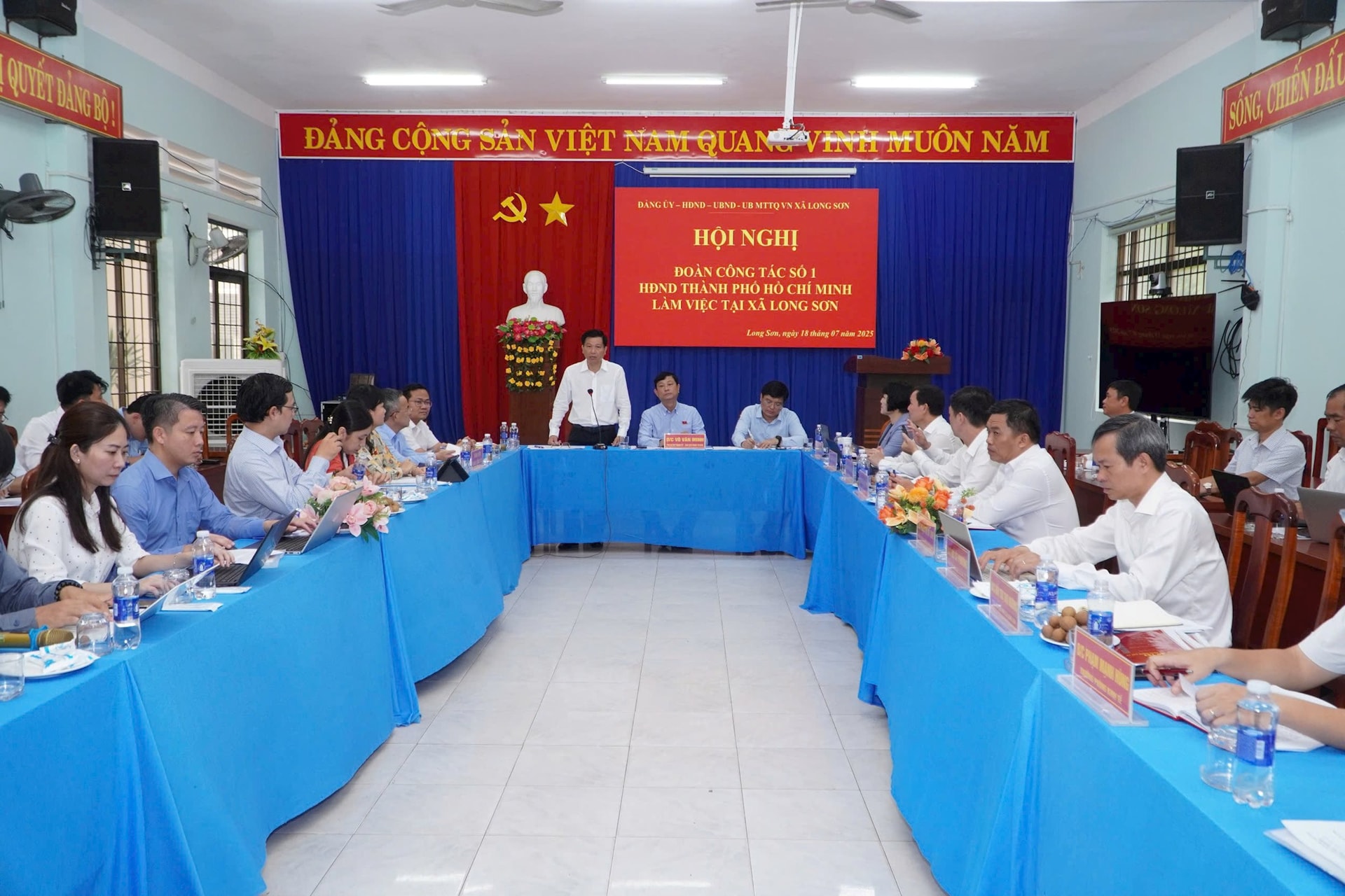 dong-chi-tran-van-tuan-uy-vien-ban-thuong-vu-thanh-uy-pho-chu-tich-hdnd-tphcm-ghi-nhan-chinh-quyen-xa-long-son-hoat-dong-thong-suot-hieu-qua.(1).jpg