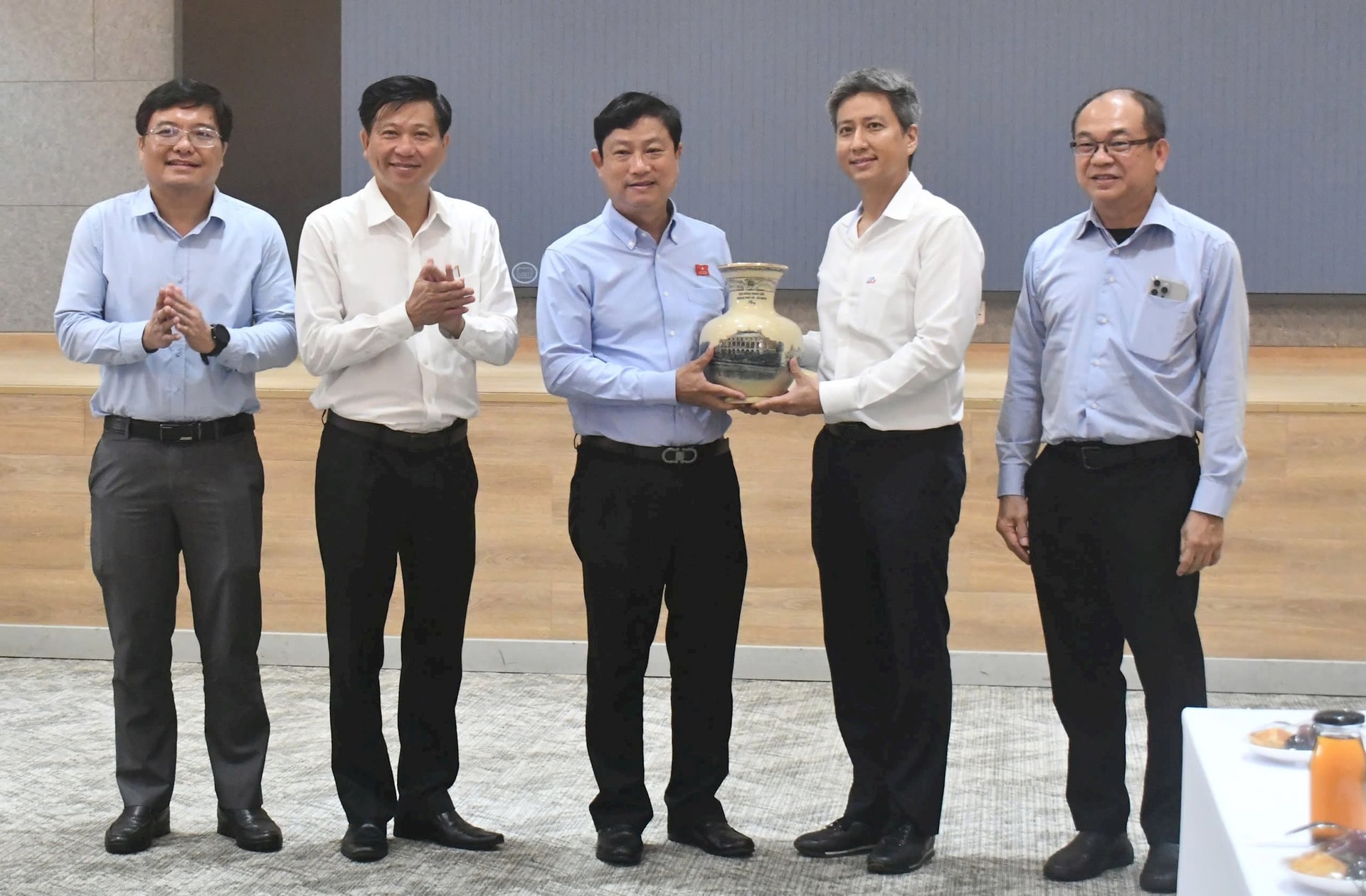 tang-qua-cho-doan-cong-tac.jpg
