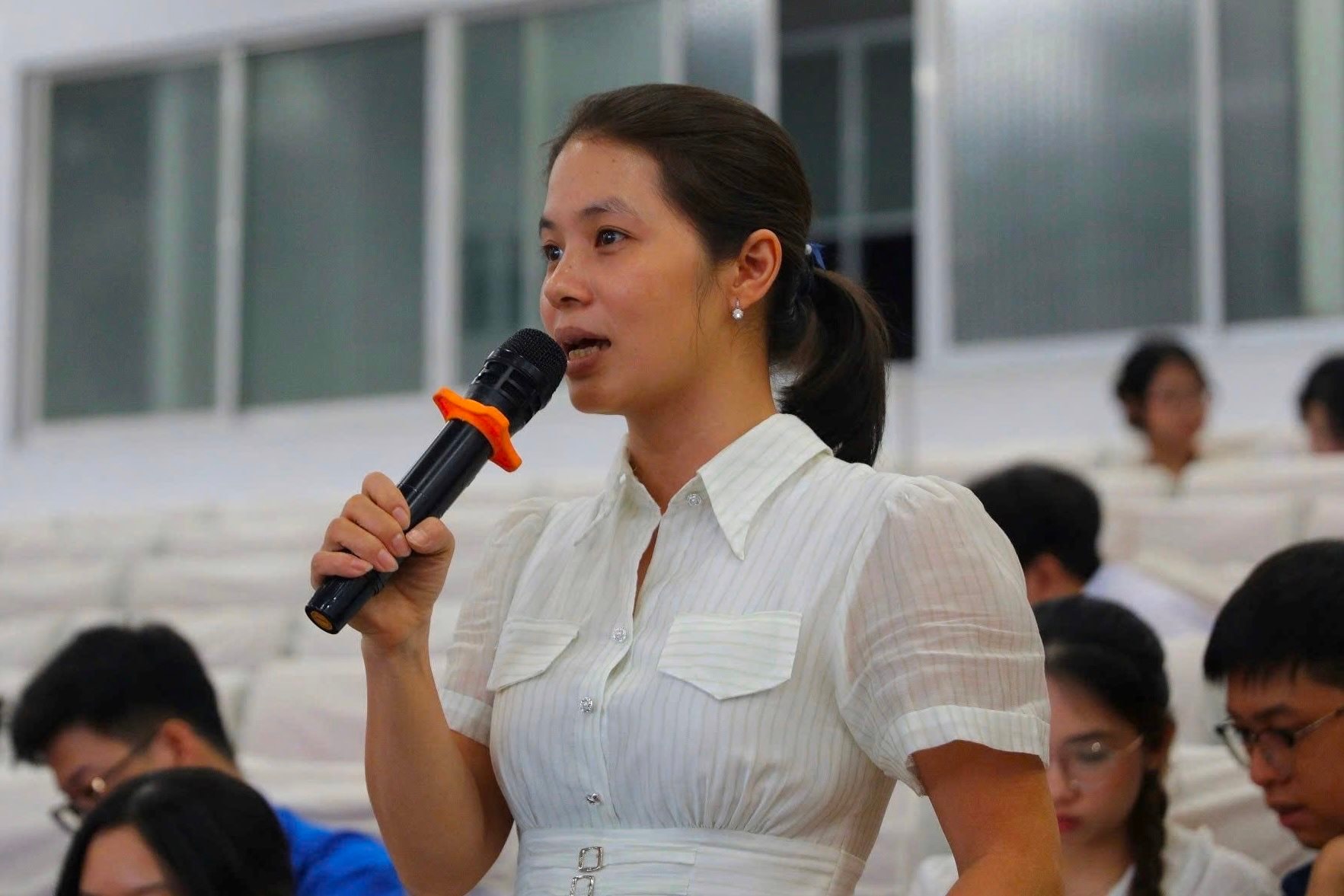 chi-vu-thi-yen-dat-cau-hoi.jpg