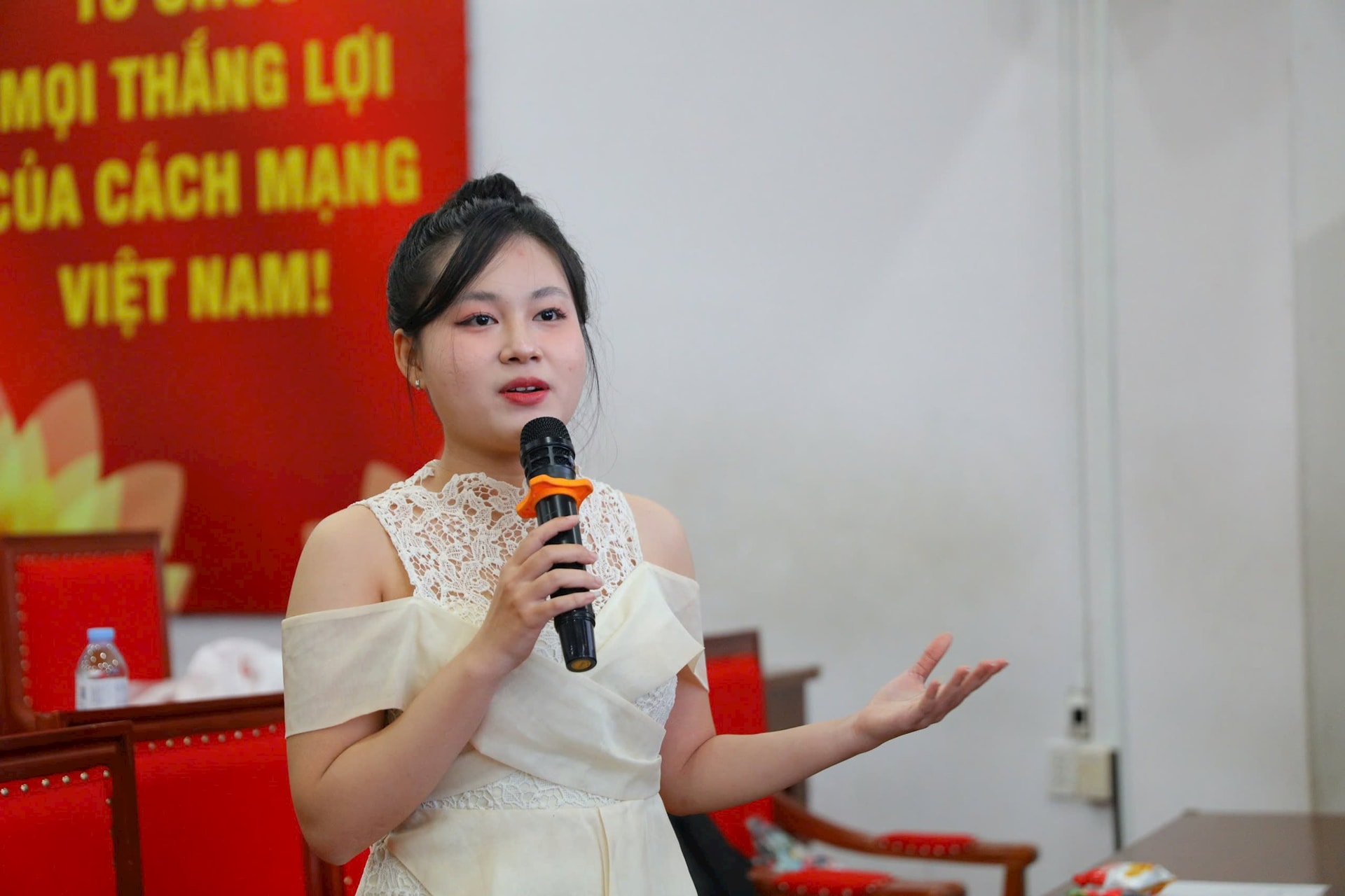 sinh-vien-vu-thanh-ly-dat-cau-hoi.jpg