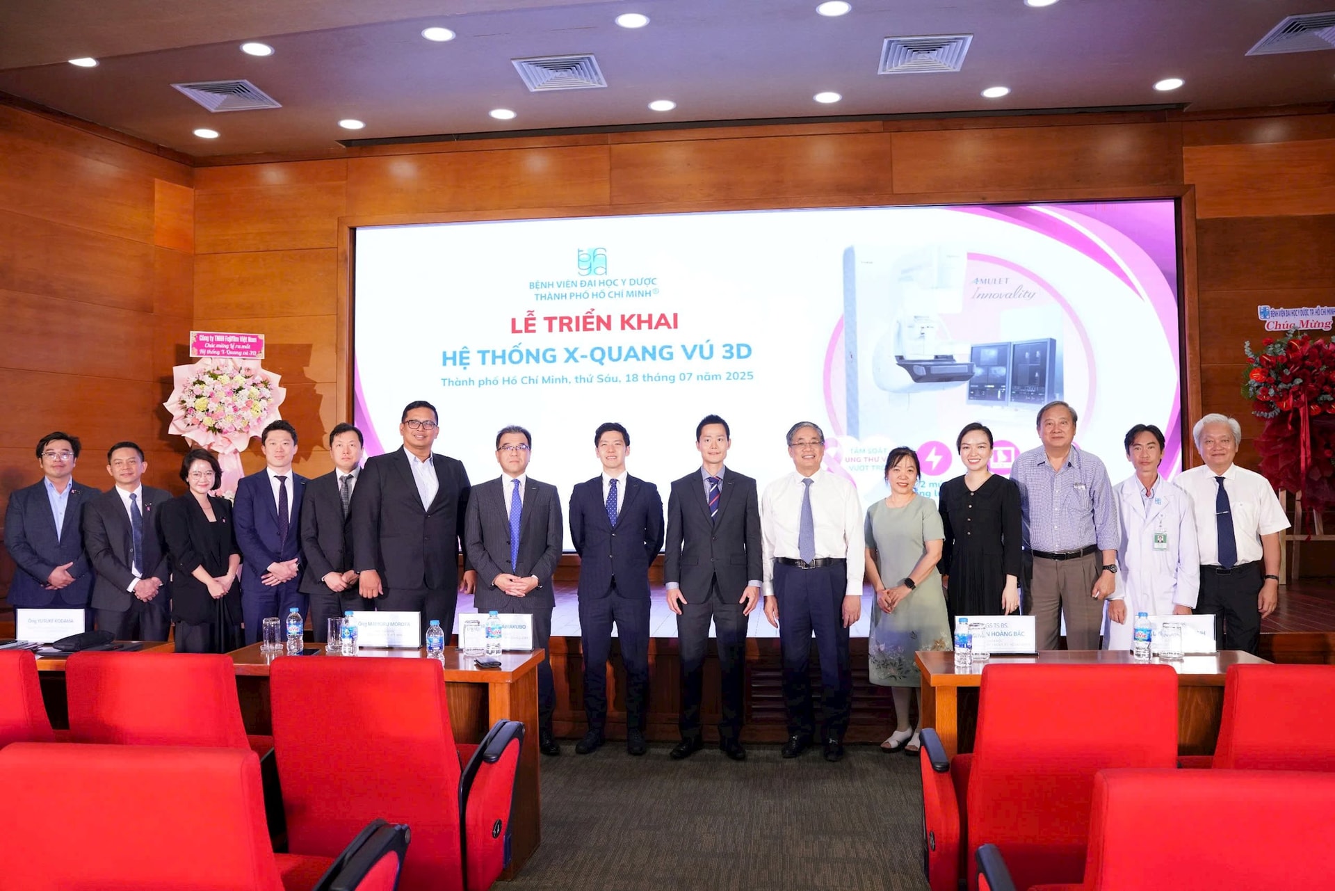 cac-dai-bieu-tham-du-le-trien-khai-he-thong-x-quang-vu-3d.jpg