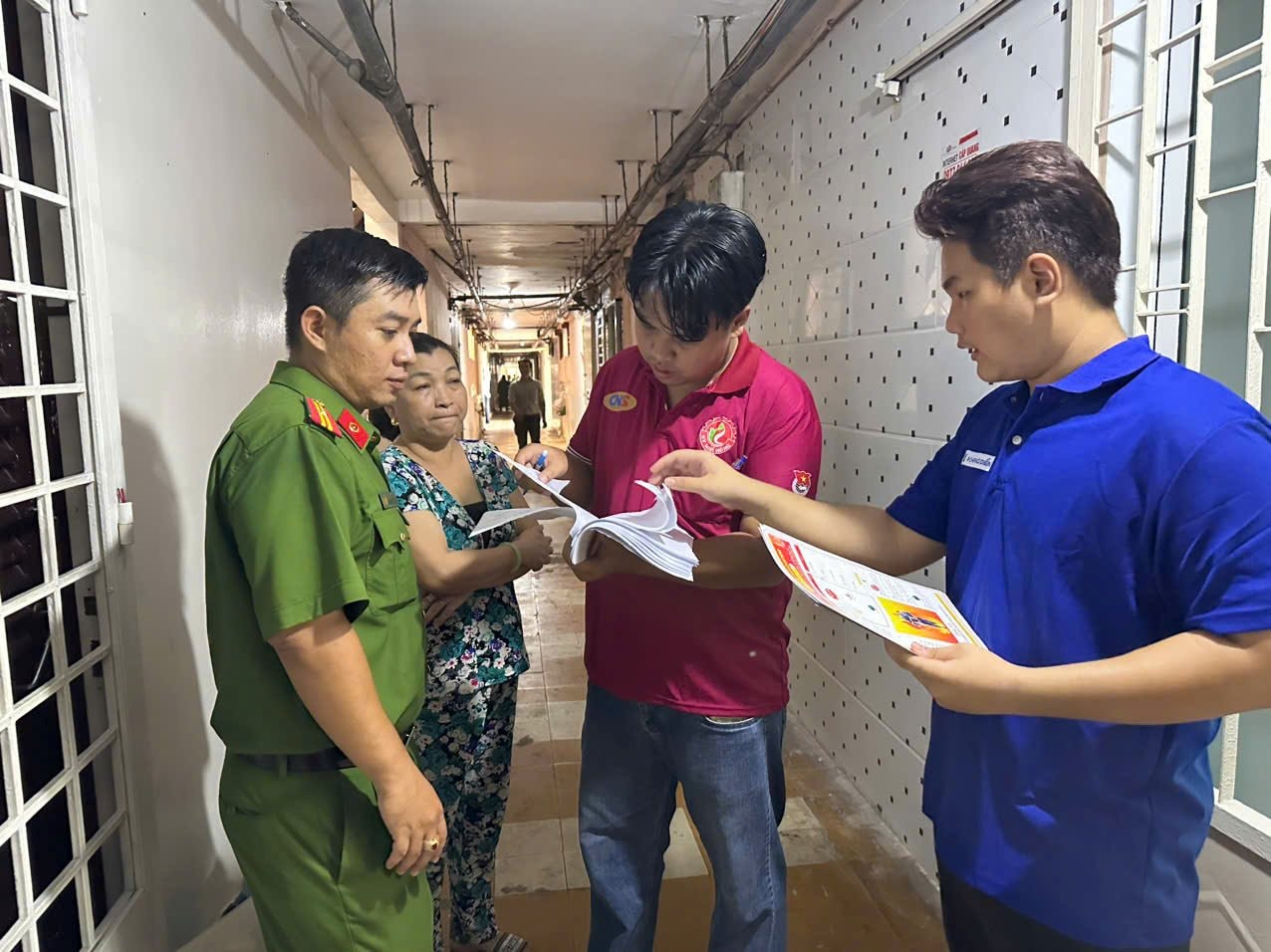 cong-an-tphcm-van-dong-nguoi-dan-thao-go-chuong-cop.jpg