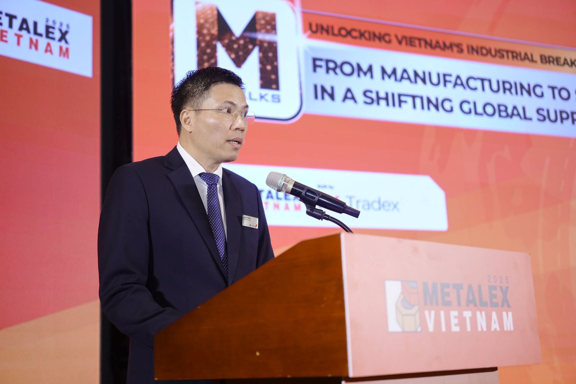 ong-tran-hong-quan-giam-doc-thuong-mai-rx-tradex-viet-nam-don-vi-to-chuc-chinh-thuc-cua-m-talks-va-metalex-vietnam-2025-phat-bieu-tai-su-kien-3.jpg