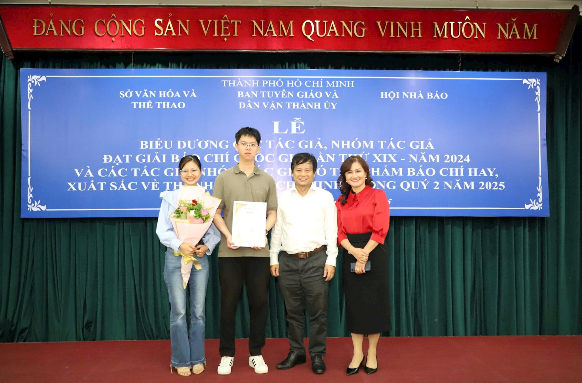 tap-chi-khoa-hoc-pho-thong-nhan-giai.jpg