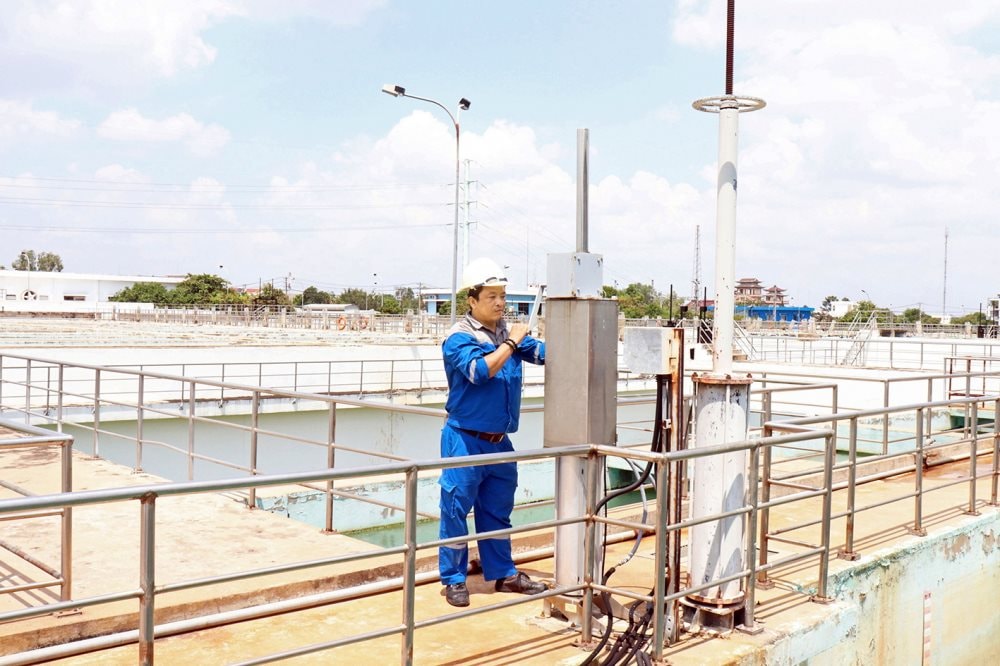 nhan-vien-ky-thuat-nha-may-nuoc-sawaco-kiem-tra-cac-thiet-bi.jpg