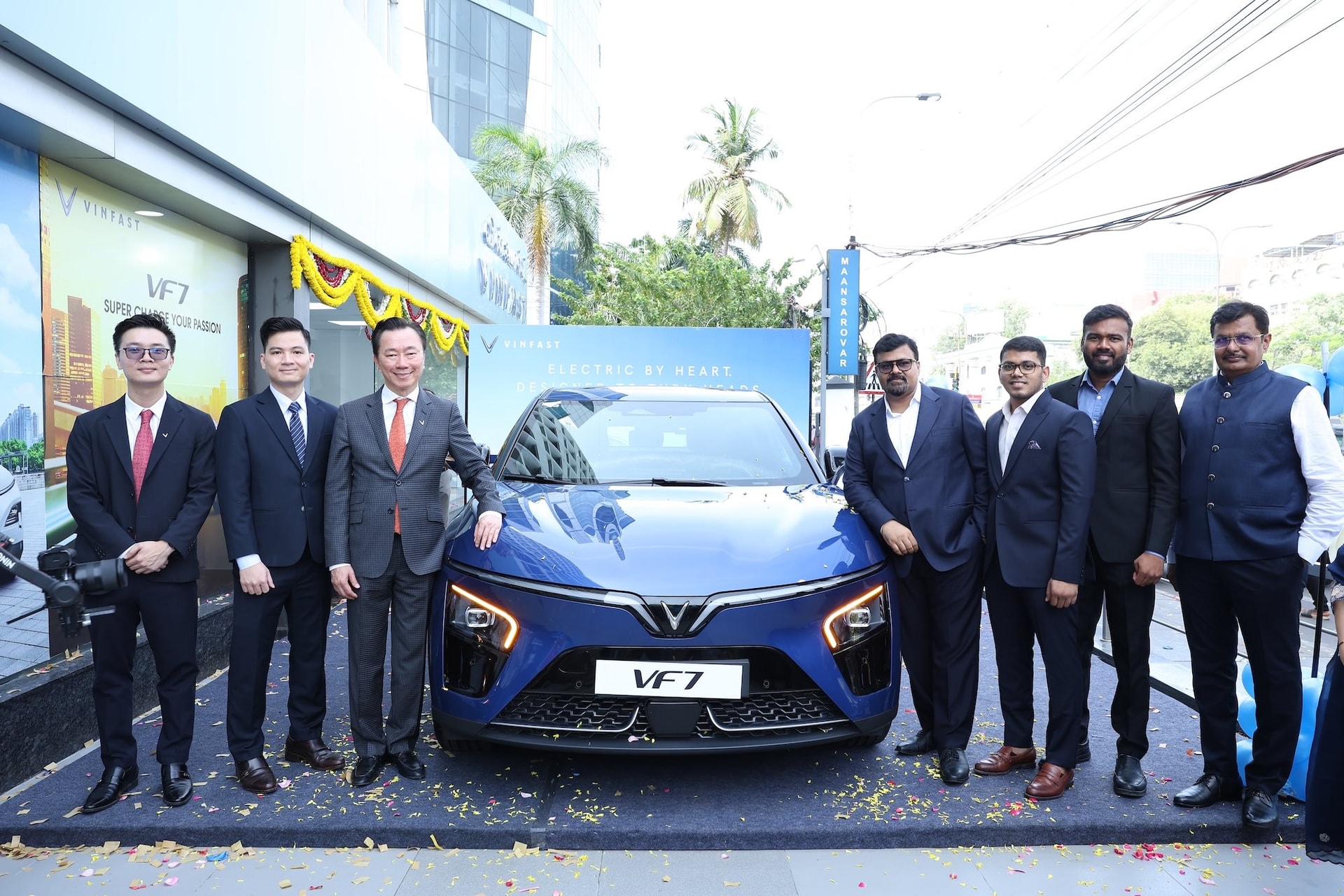 vinfast-inaugurates-its-biggest-showroom-in-india-1.jpg