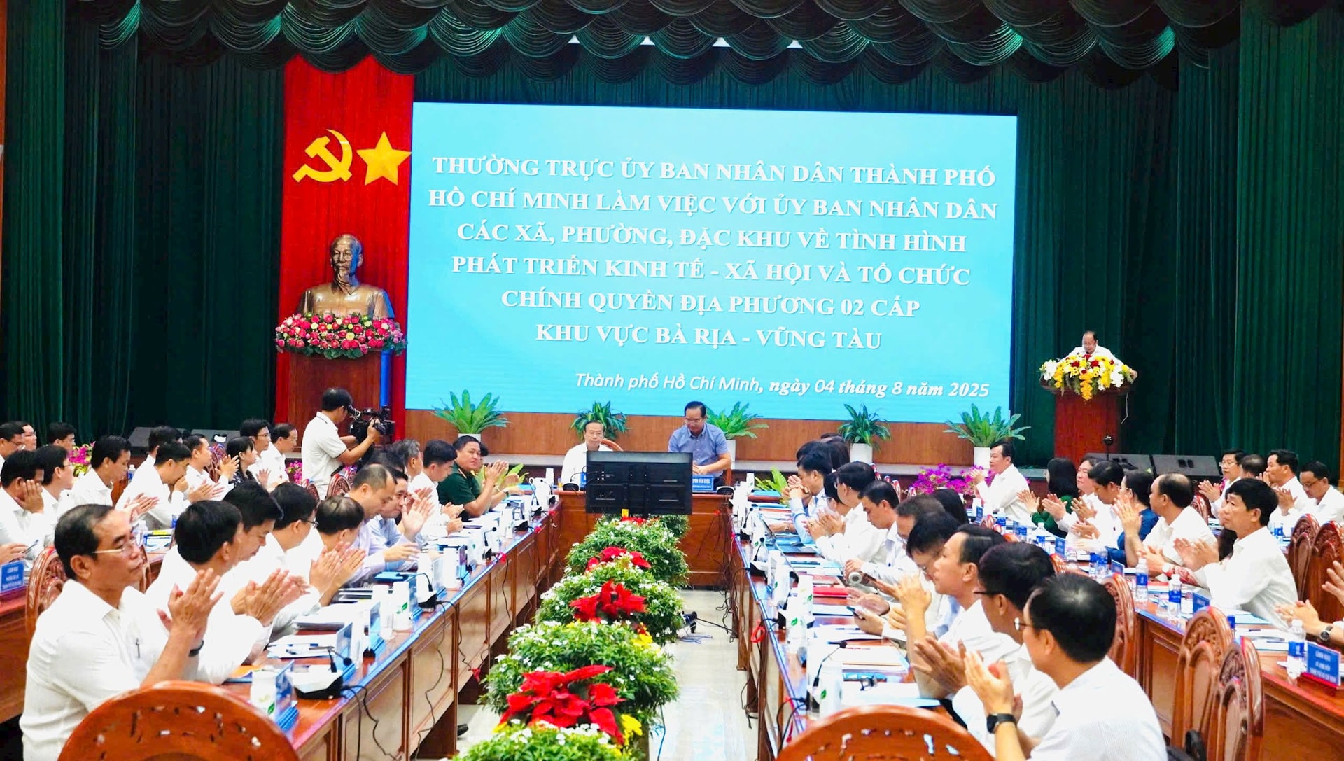 quang-canh-buoi-lam-viec.jpg