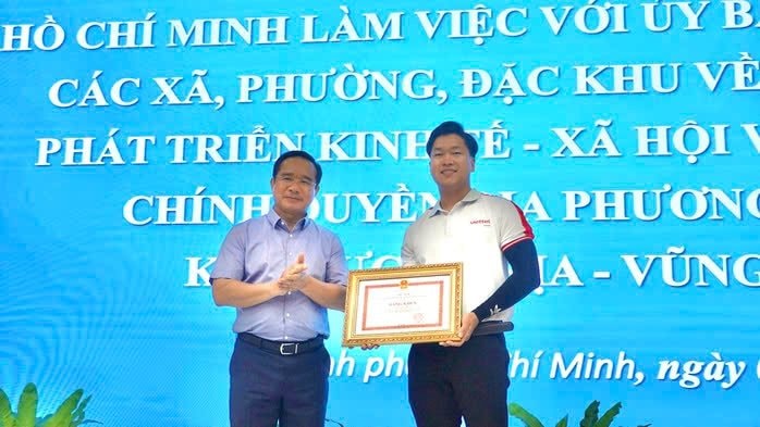 trao-bang-khen.jpg