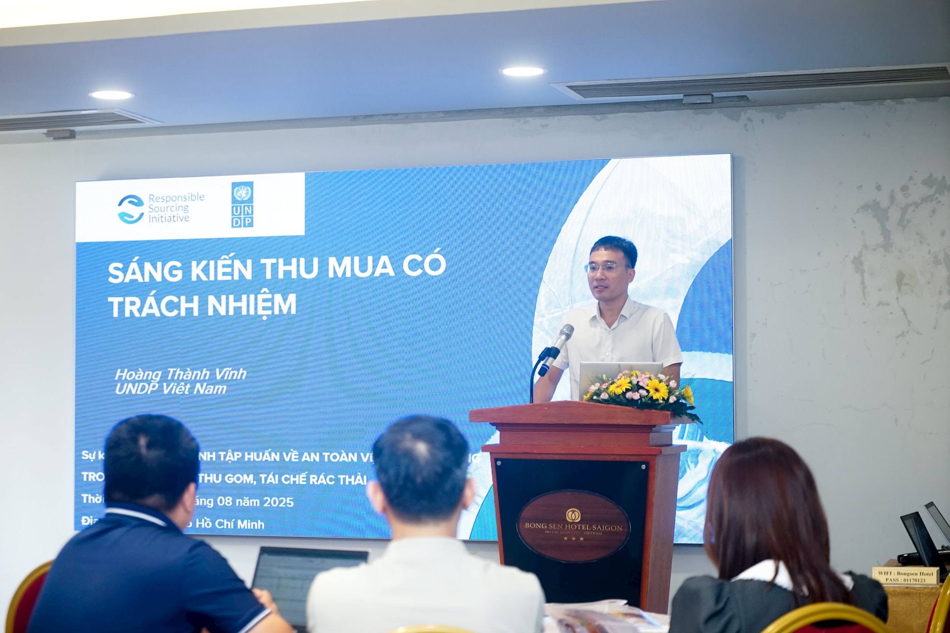 ong-hoang-thanh-vinh-dai-dien-undp-viet-nam-chia-se-ve-sang-kien-thu-mua-co-trach-nhiem-trong-chuoi-gia-tri-tai-che-nhua-tai-viet-nam-min.jpg