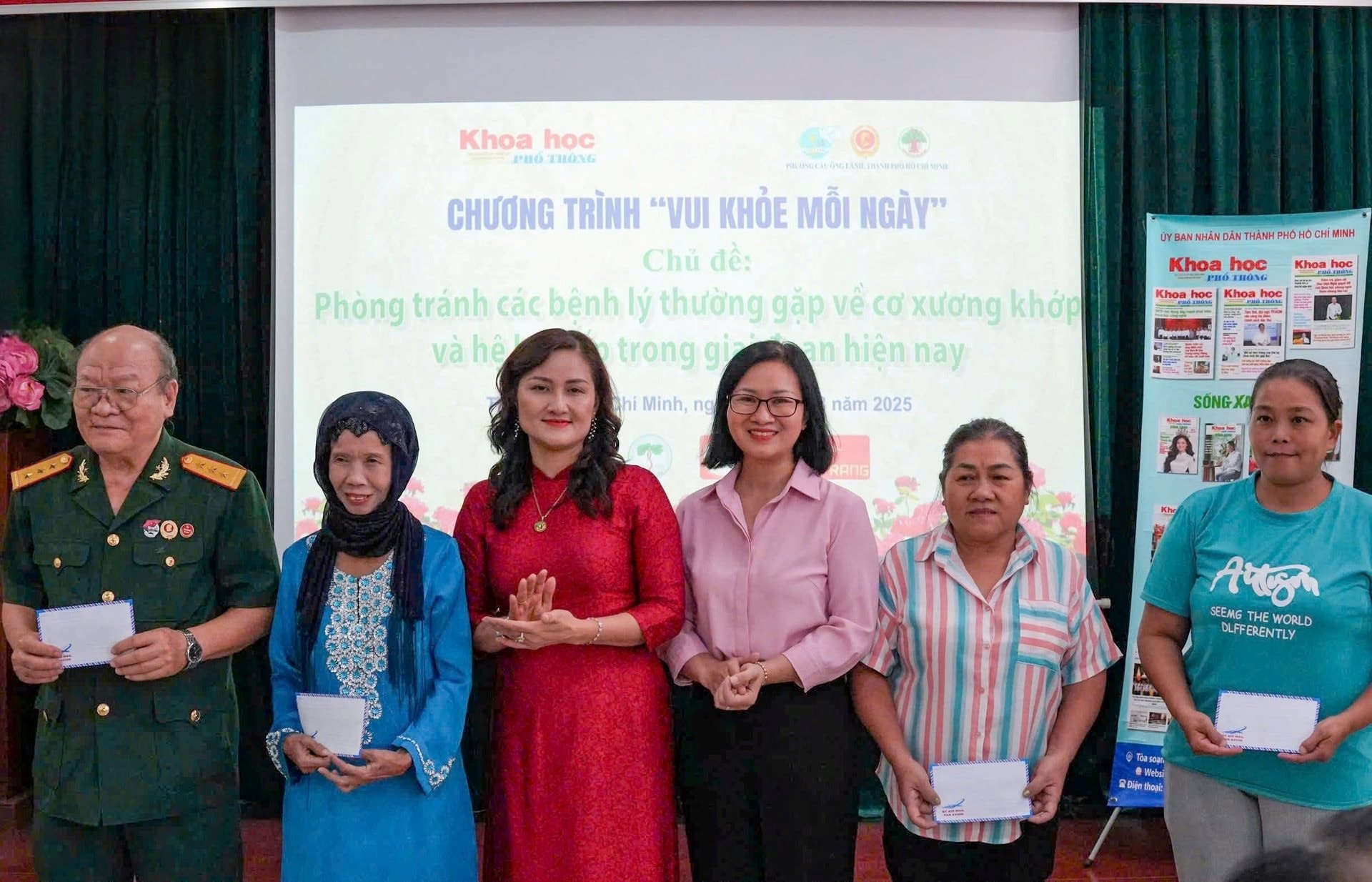 hinh-4-tap-chi-khoa-hoc-pho-thong-da-trao-tang-5-phan-qua-hien-kim-gui-den-cac-hoi-vien-co-hoan-canh-kho-khan-tai-phuong-cau-ong-lanh.jpg