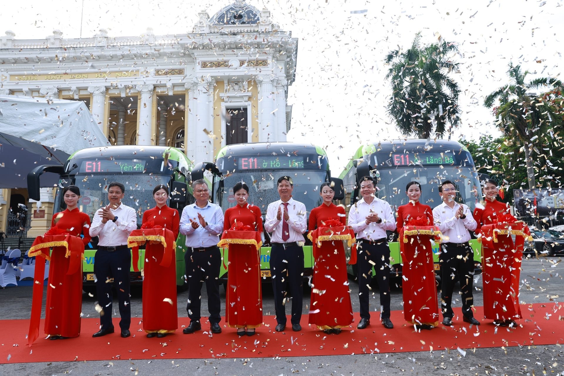 avinbus-khai-truong-tuyen-e11-1.jpeg