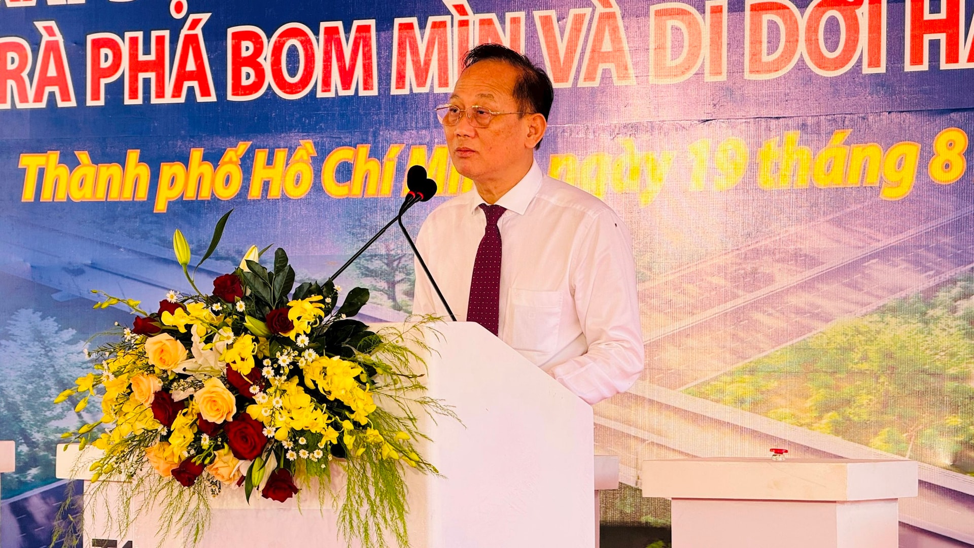 ong-tran-van-nam-pho-bi-thu-dang-uy-ubnd-tp.hcm.jpg