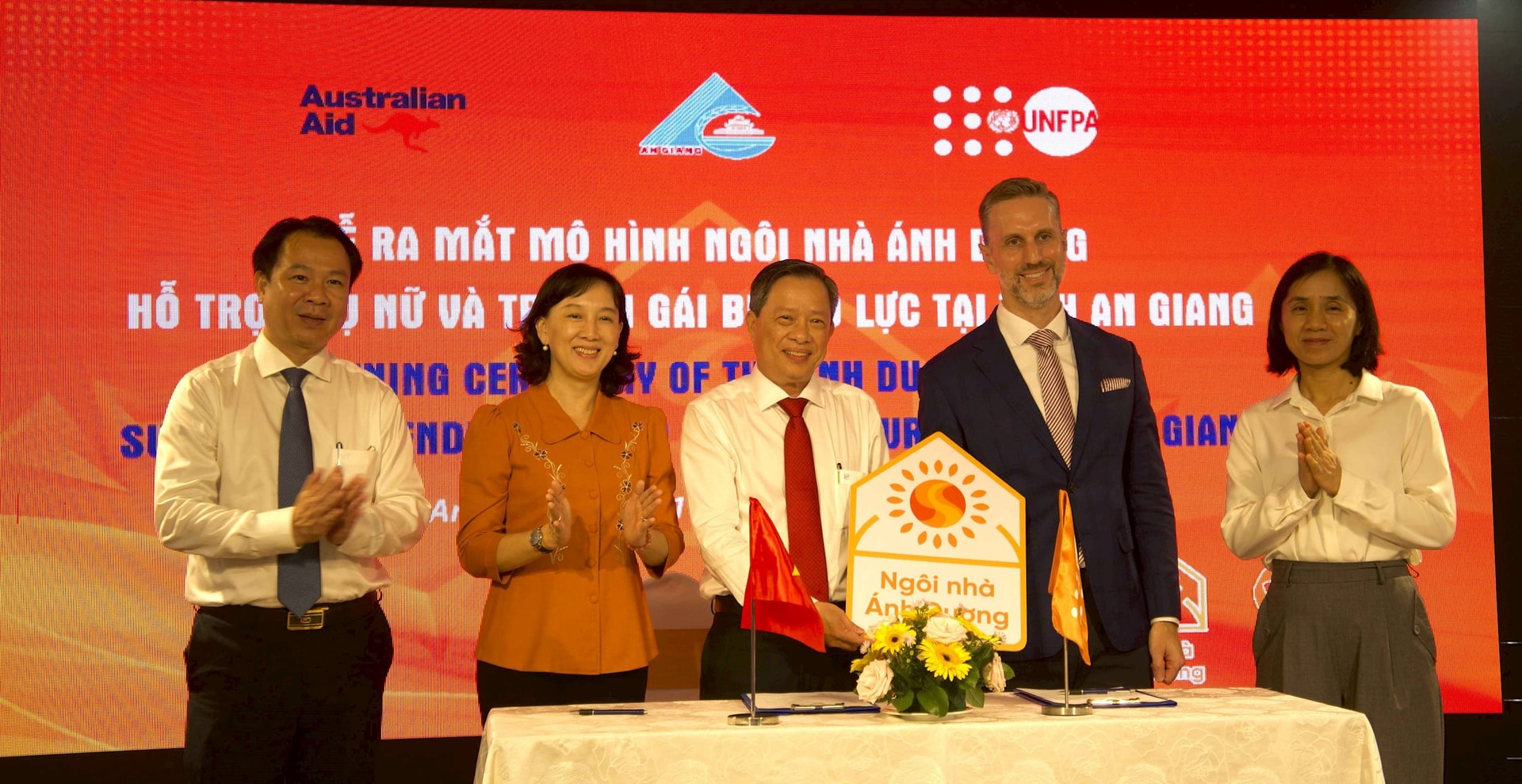 ong-matt-jackson-chinh-thuc-ra-mat-va-ban-giao-ngoi-nha-anh-duong-toi-an-giang.jpg
