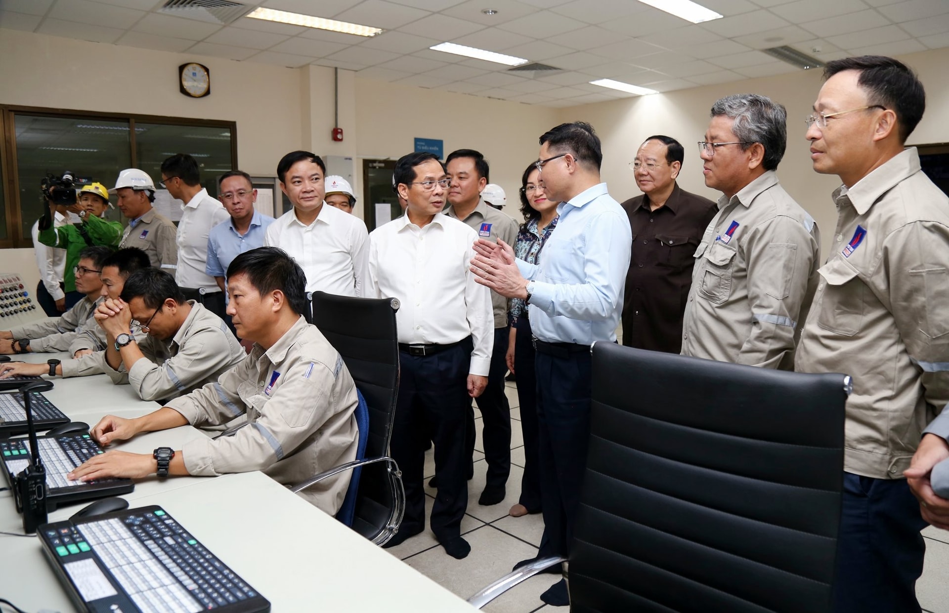 pho-thu-tuong-bui-thanh-son-tham-nha-may-dam-phu-my-2-.jpg
