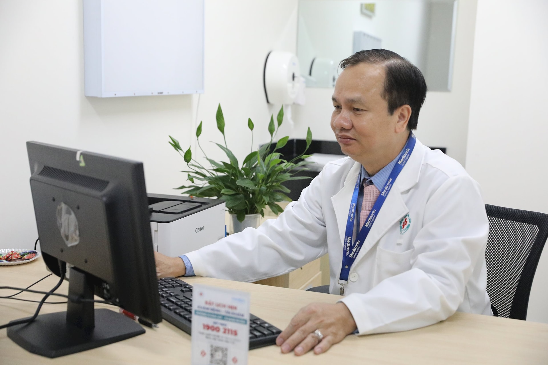 sau-gio-lam-viec-ts.bs-thuong-len-mang-de-cap-nhat-nhung-thong-tin-kien-thuc-chuyen-mon-moi.jpg
