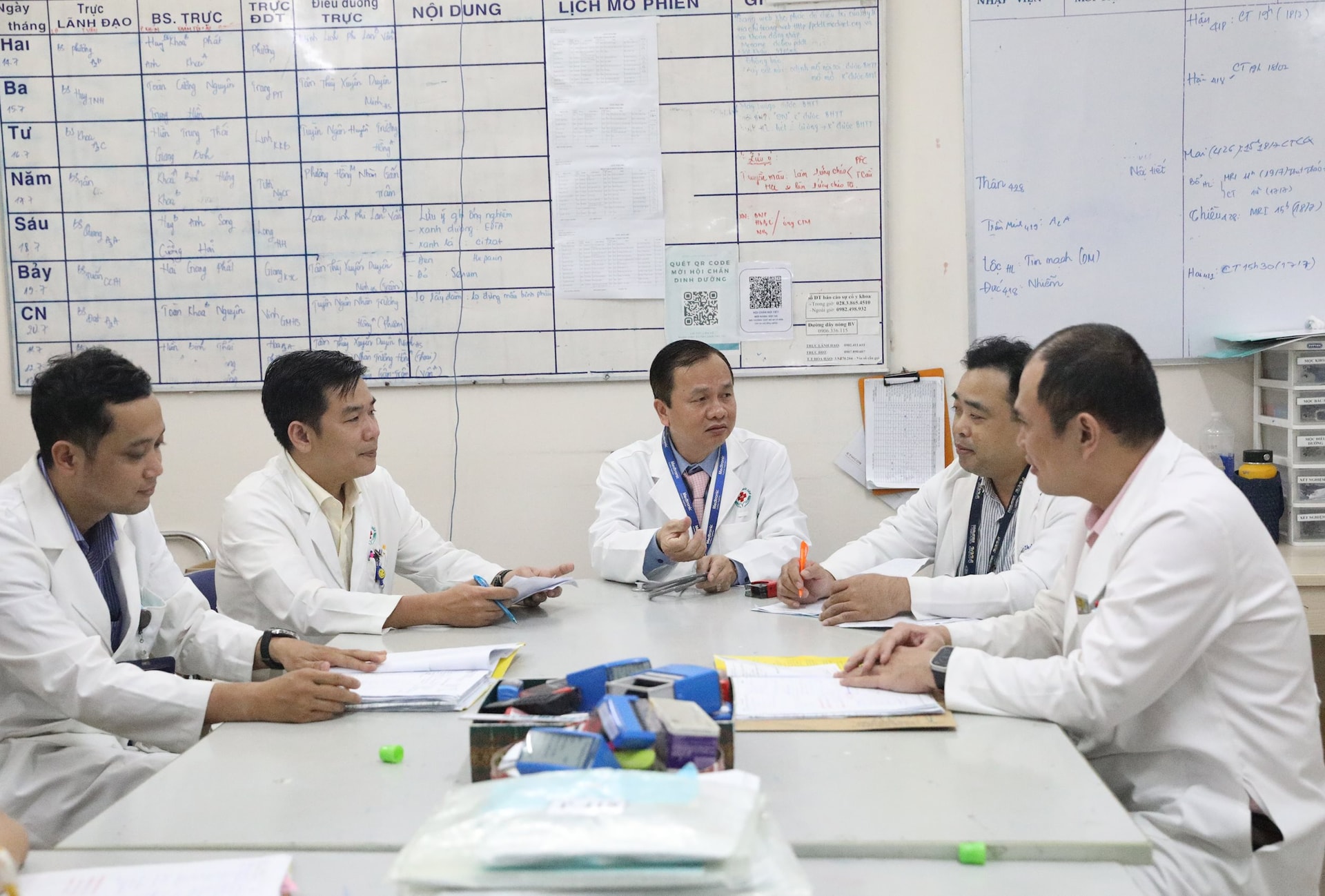 trao-doi-cong-viec-hang-ngay-voi-doi-ngu-bac-si-trong-khoa..jpg