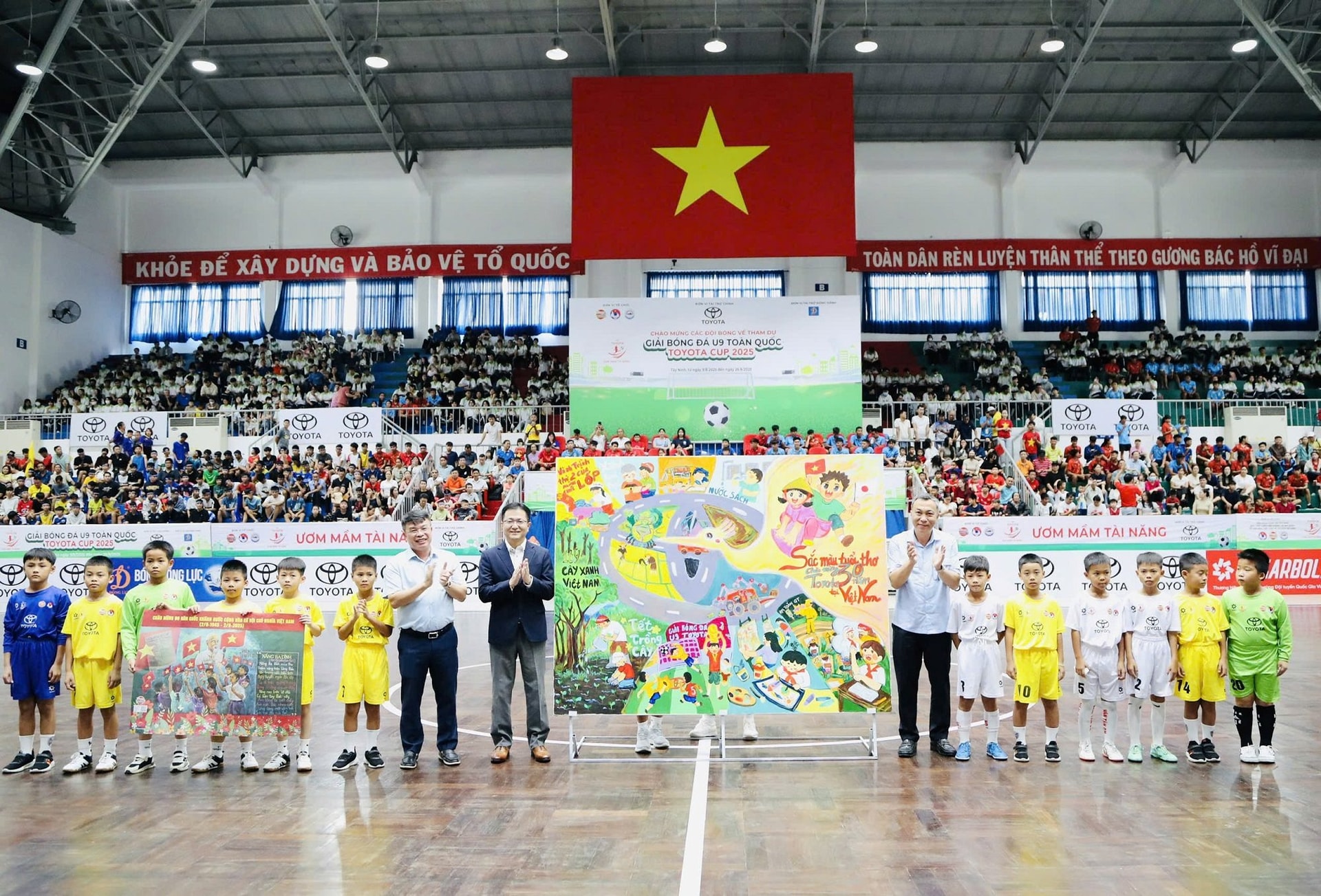 cac-cau-thu-nhi-ve-tranh-tang-toyota-viet-nam-nhan-dip-30-nam-thanh-lap.jpg