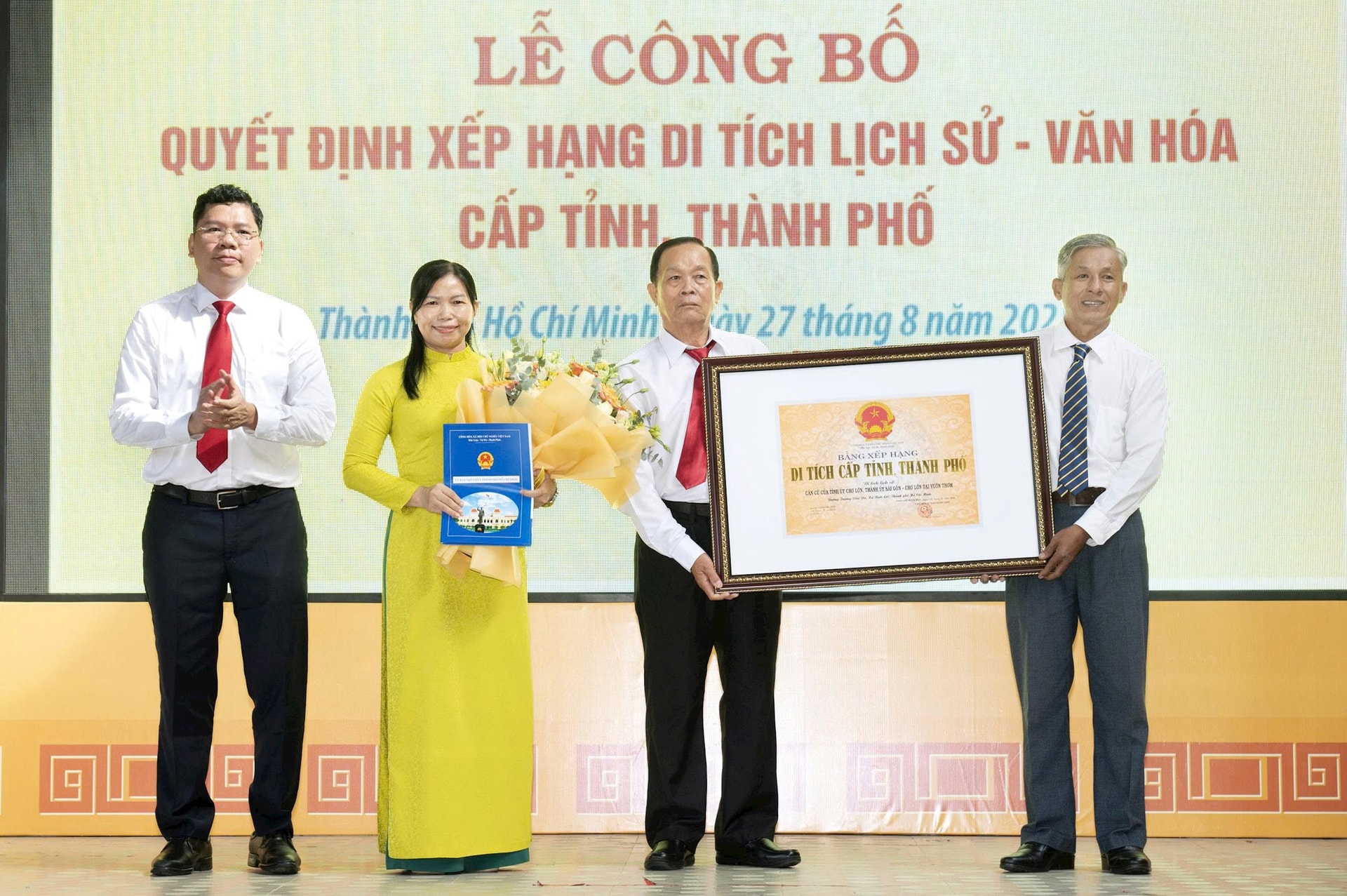 can-cu-tinh-uy-cho-lon.jpg