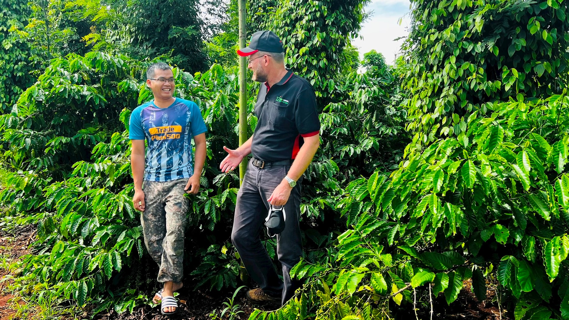 chuong-trinh-agripreneurship-nescafe-plan-khong-nhung-giup-cai-thien-sinh-ke-ma-con-giup-trang-bi-nhung-kien-thuc-khoa-hoc-ve-canh-tac-ca-phe-ben-vung-cho-nong-dan-dac-biet-la-nhung-nguoi-tre.jpg