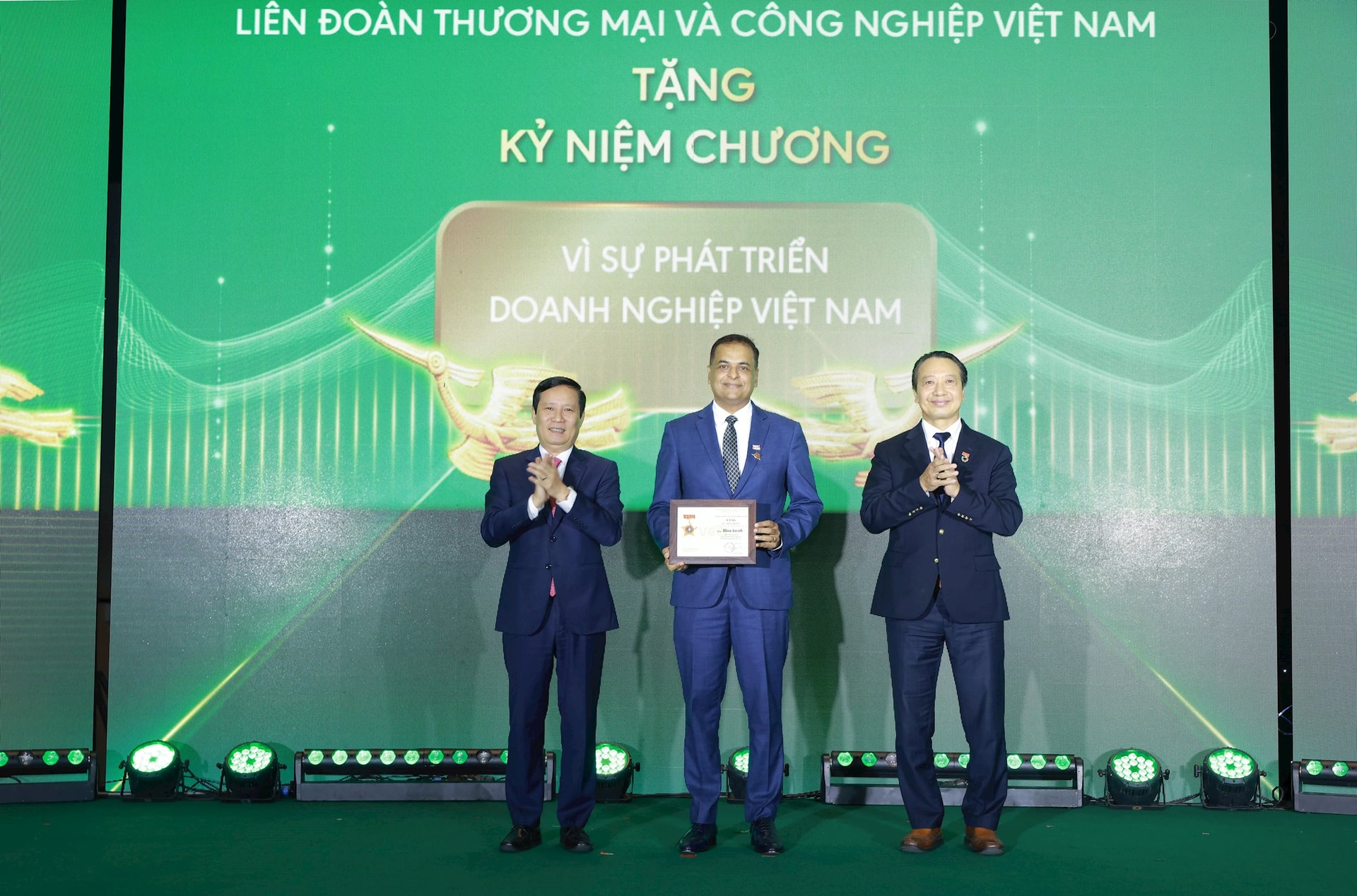 ong-binu-jacob-tong-giam-doc-nestle-viet-nam-dong-chu-tich-vbcsd-duoc-vcci-trao-ky-niem-chuong-ghi-nhan-dong-gop-tich-cuc-trong-hanh-trinh-15-nam-thuc-day-phat-trien-ben-vung-tai-viet-nam-min.jpeg