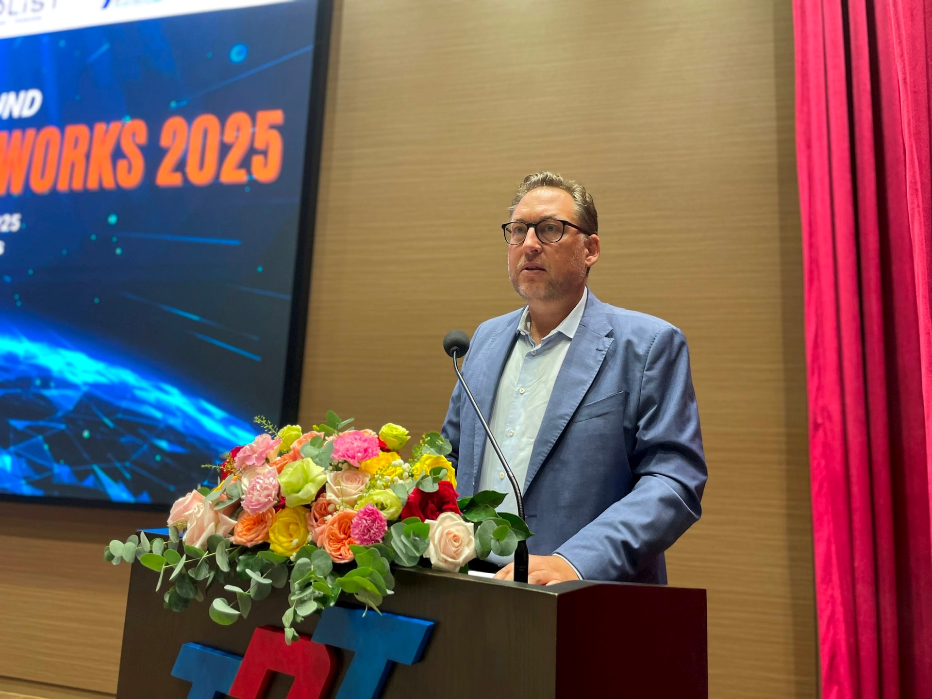 ts-thomas-aulig-pho-hieu-truong-truong-dai-hoc-viet-duc.jpg