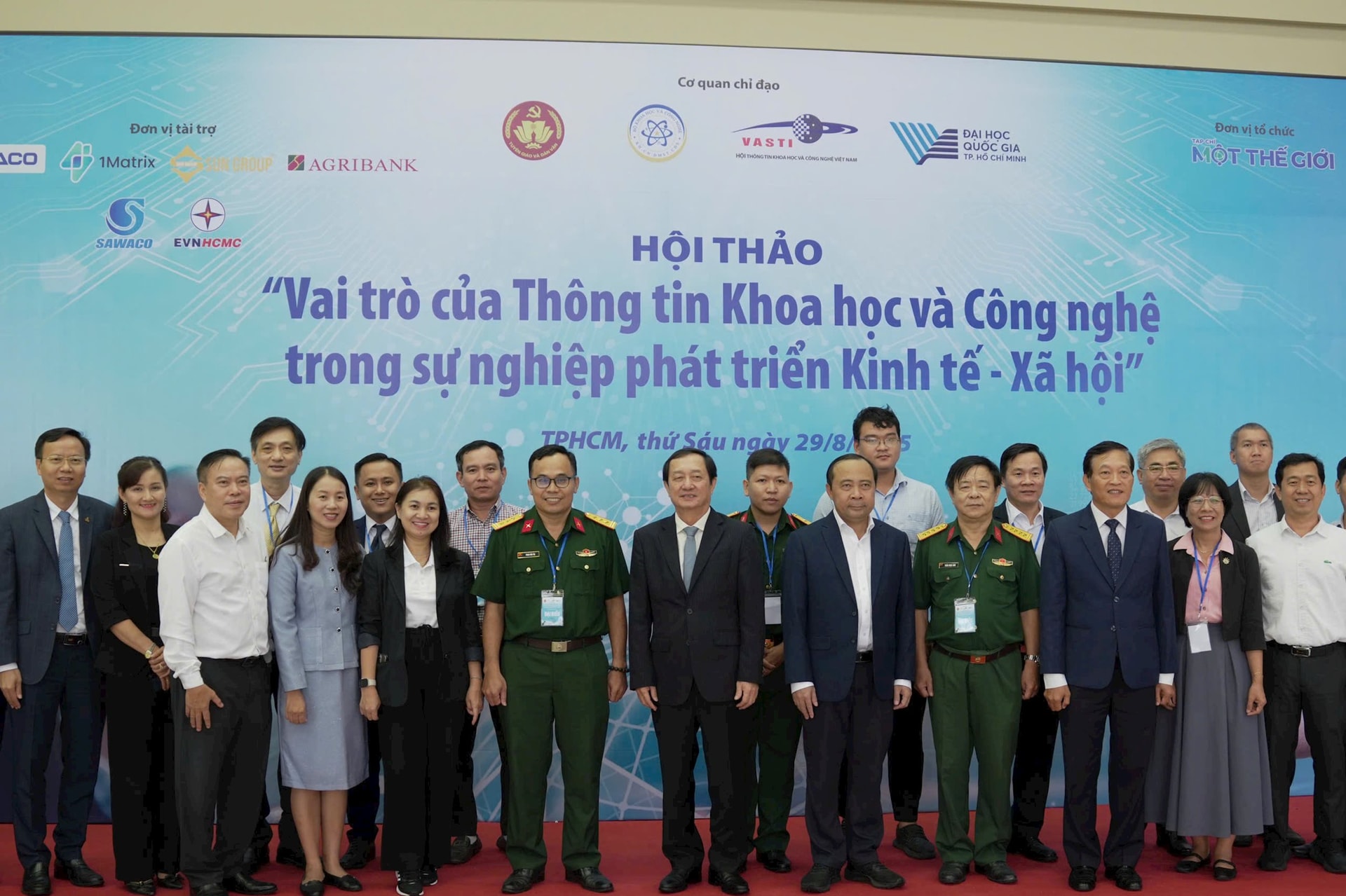 cac-dai-bieu-chup-hinh-luu-niem.jpg