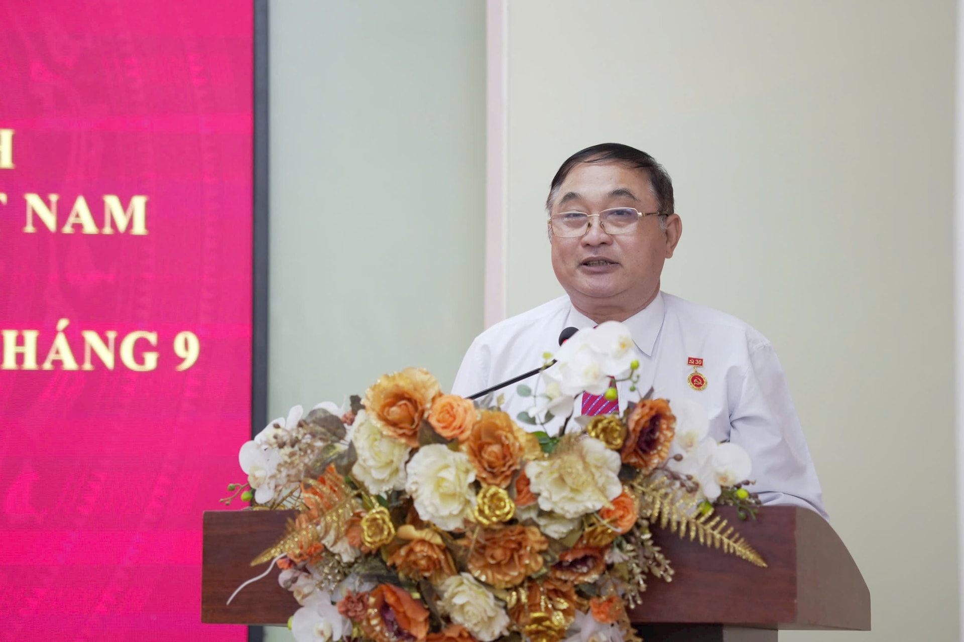 ong-nguyen-van-chi-dang-vien-duoc-nhan-huy-hieu-30-nam-tuoi-dang.jpg