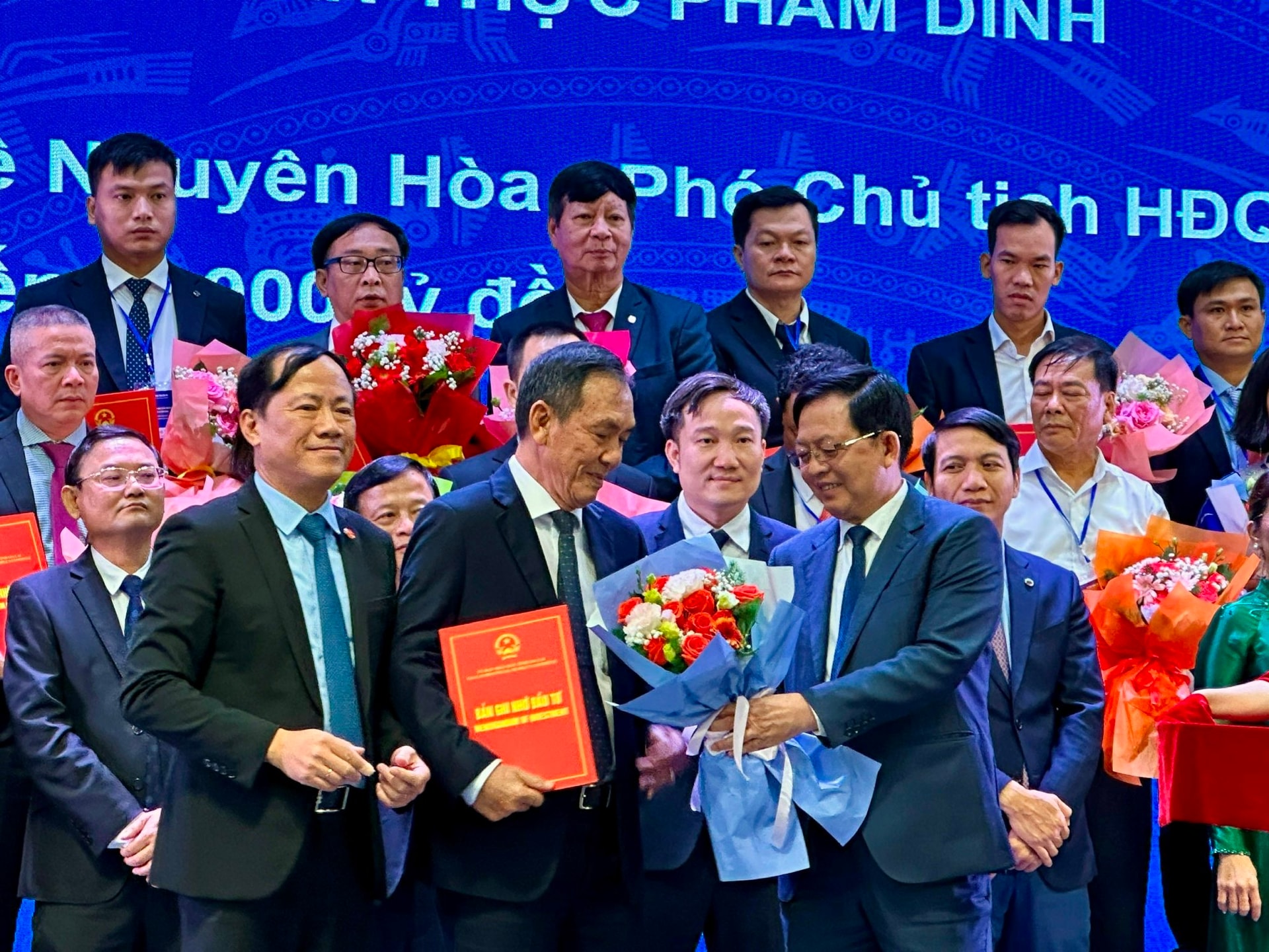 dai-dien-nutifood-nhan-hoa-cua-lanh-dao-tinh-gia-lai-tai-hoi-nghi-xuc-tien-dau-tu-tinh-gia-lai.jpg