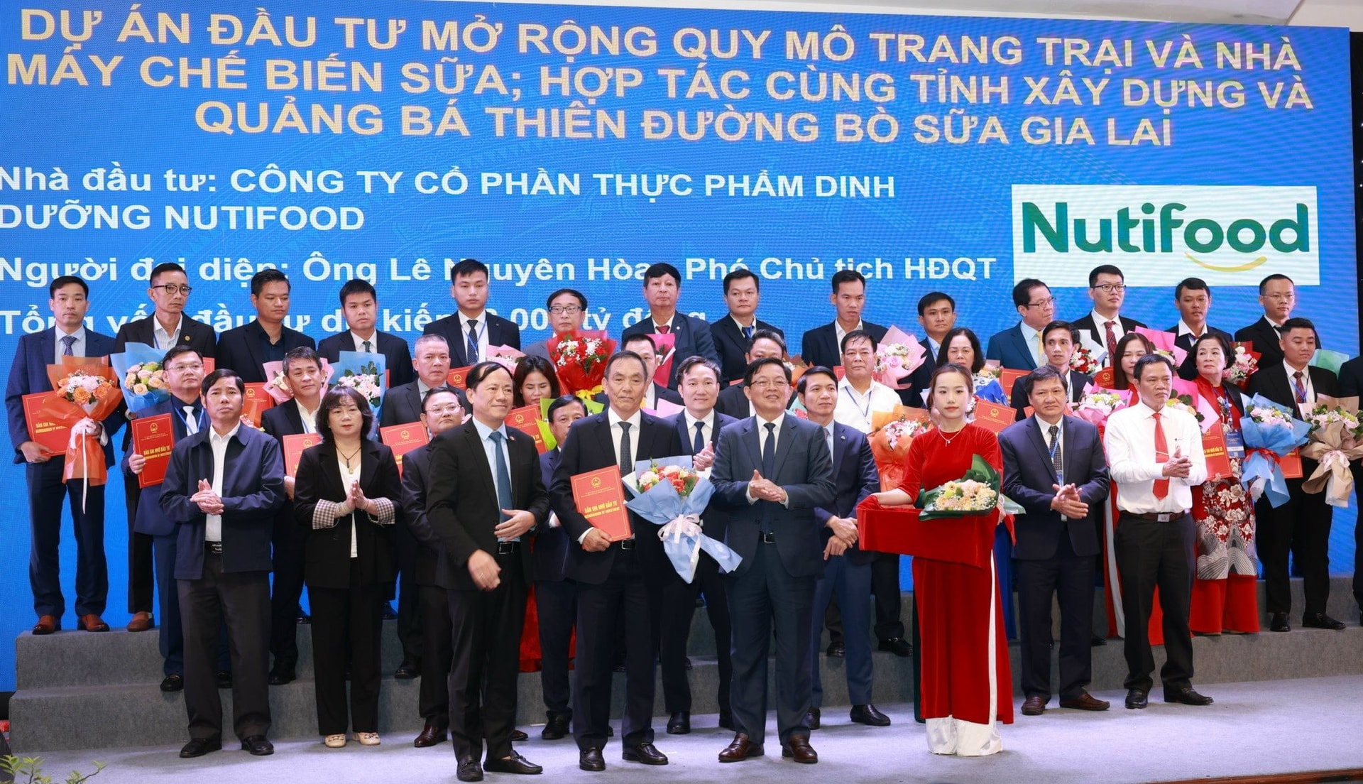 dai-dien-nutifood-nhan-hoa-cua-lanh-dao-tinh-quang-nam-tai-hoi-nghi-xuc-tien-dau-tu-tinh-gia-lai_1.jpg