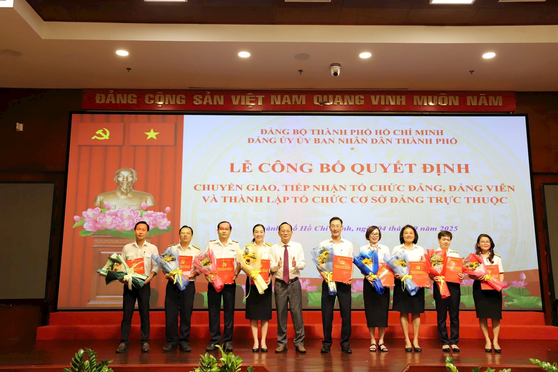 trao-quyet-dinh(1).jpg