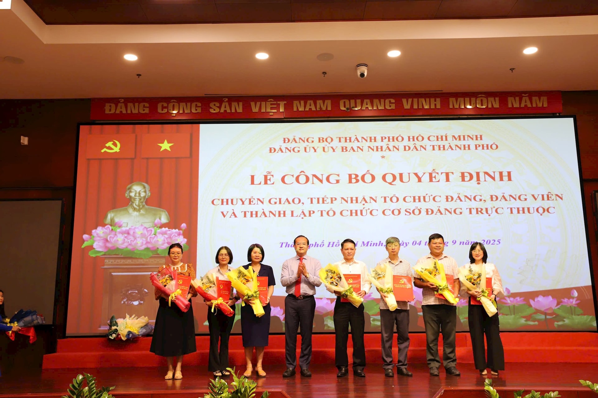 trao-quyet-dinh(2).jpg