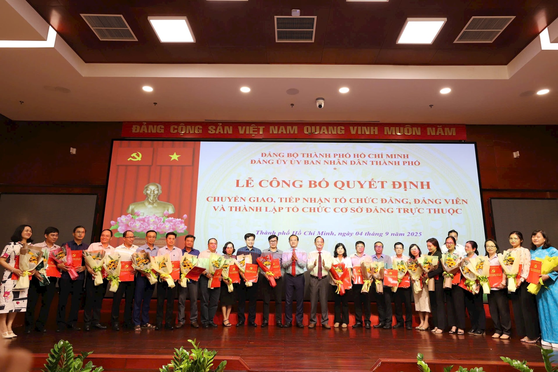 trao-quyet-dinh-1.jpg
