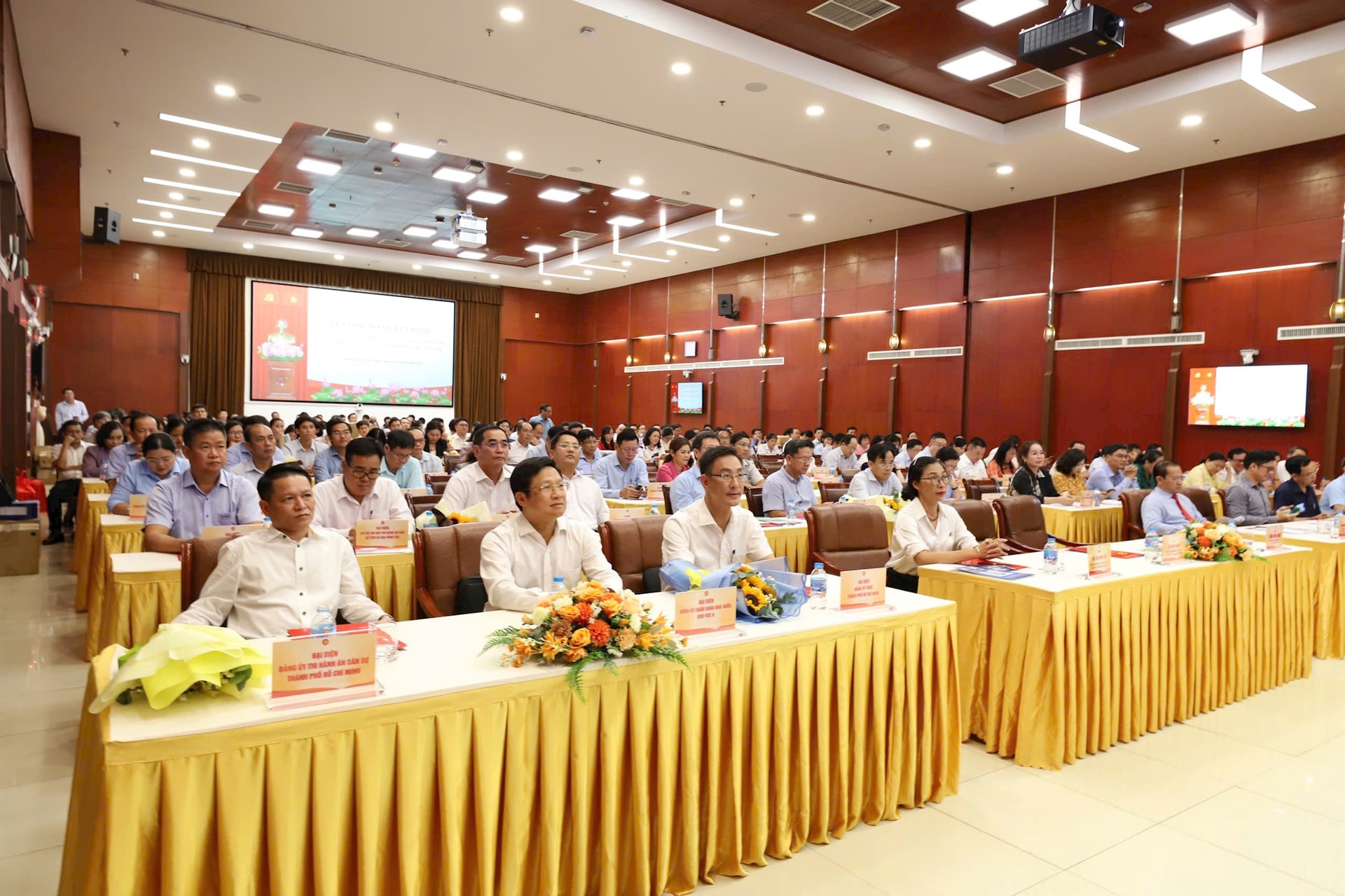 trao-quyet-dinh-2.jpg