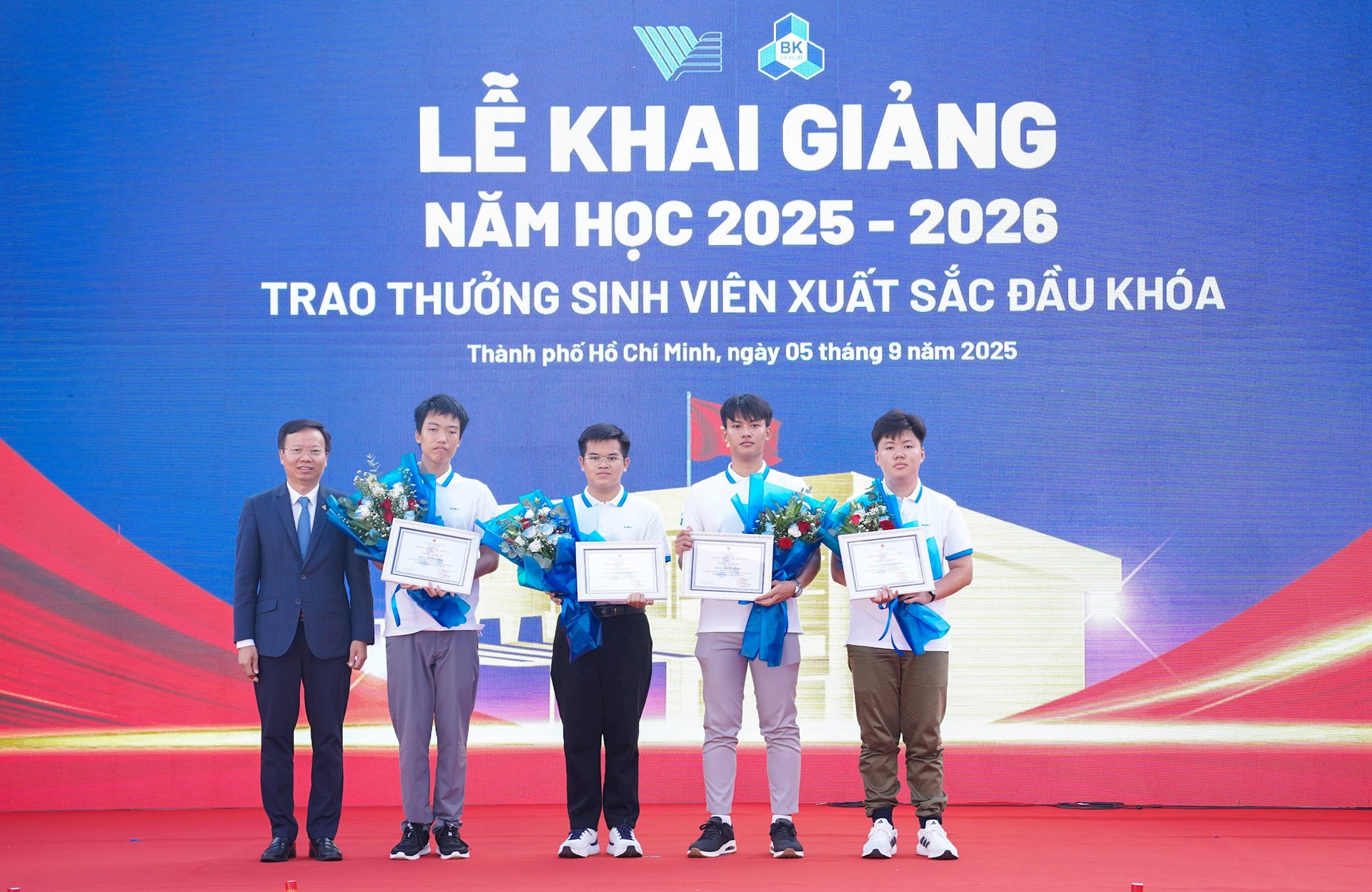 dhbk-vinh-danh-tan-sv.jpg