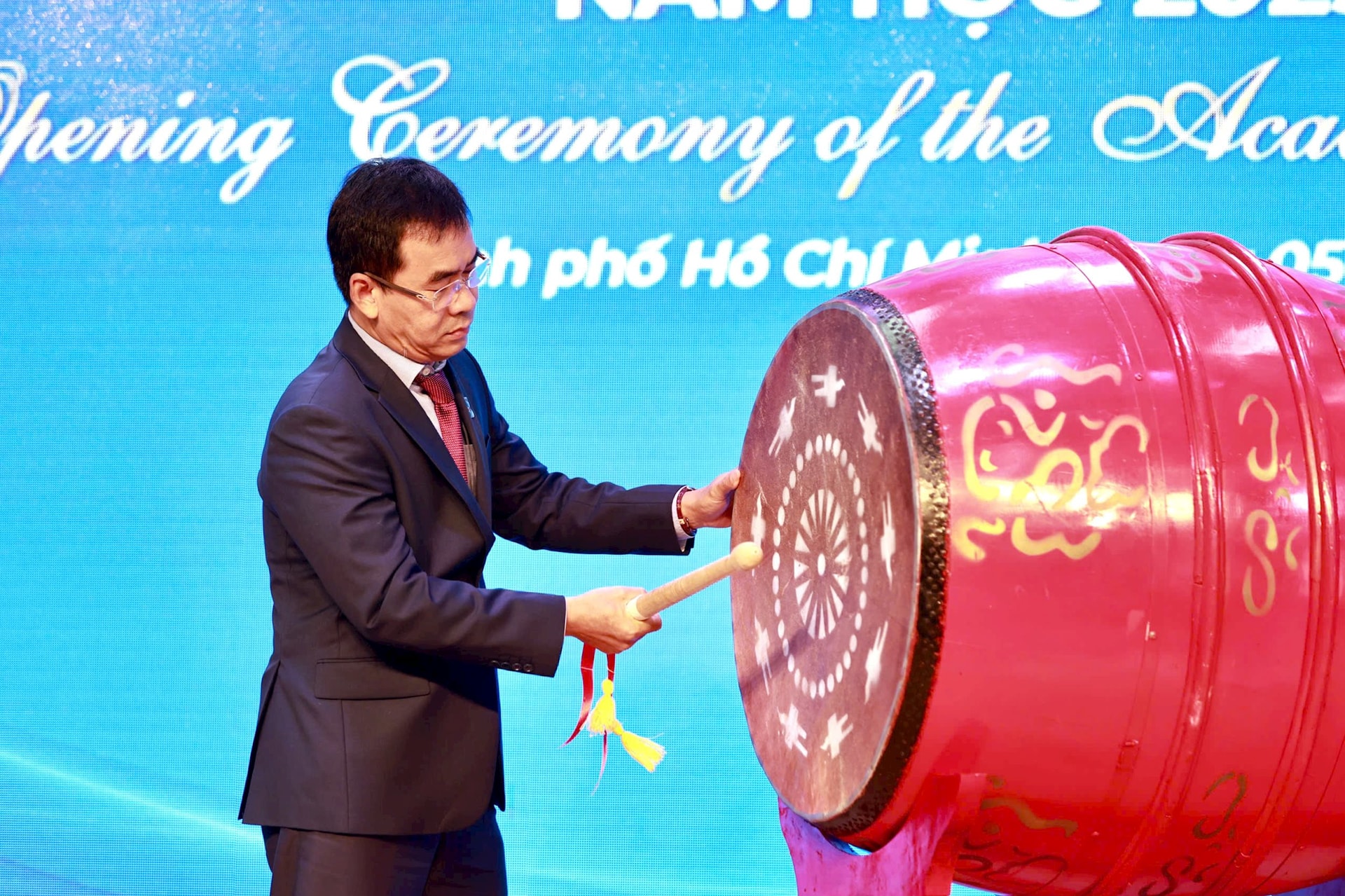 hieu-truong-le-truong-son-danh-trong-khai-giang-nam-hoc-25-26.jpg